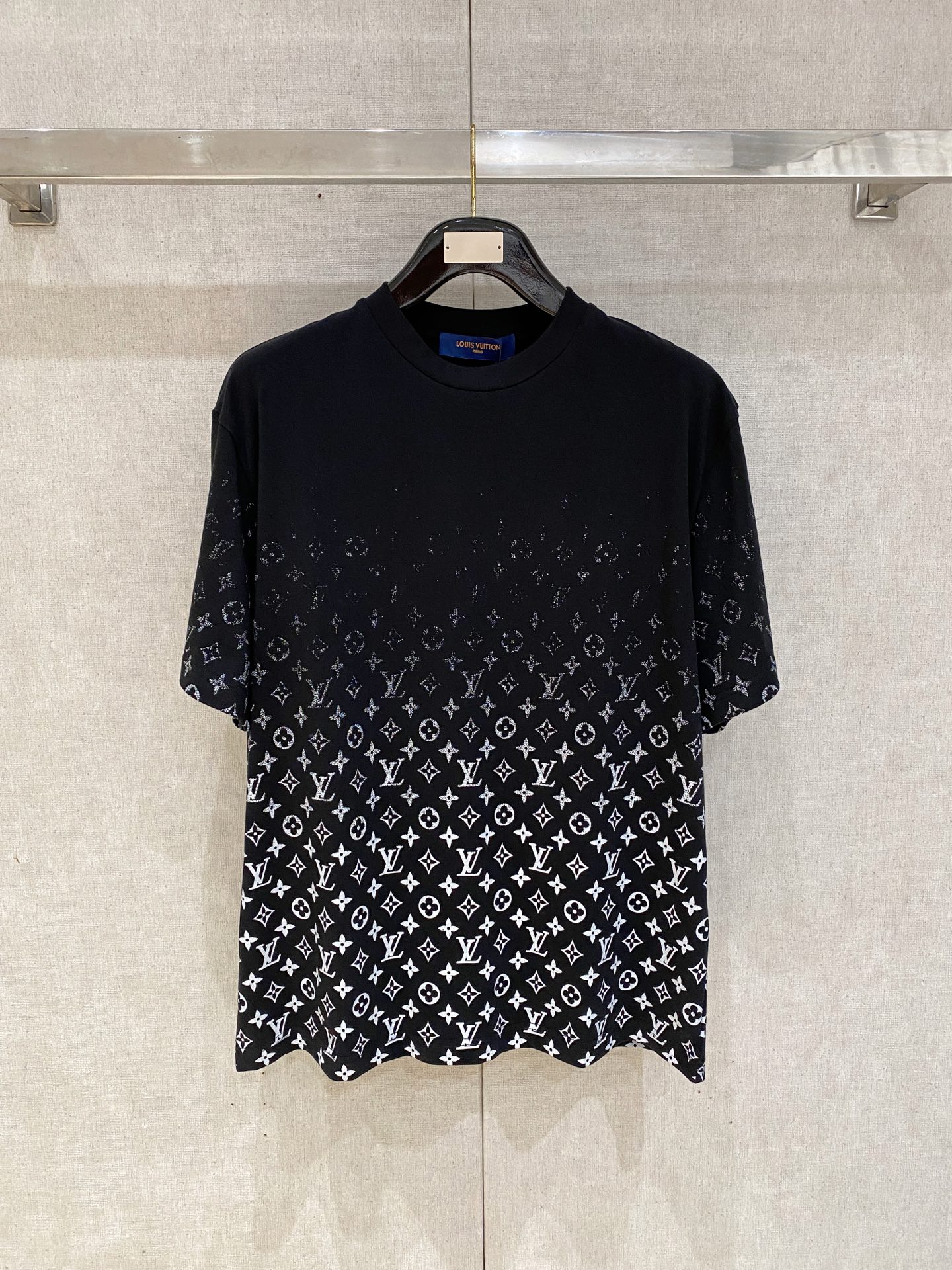 NO:876126,Lv 2026 Spring and Summer Style/Official website synchronized. The fabric is made of heavyweight pure cotton combed cotton fabric, OS loose version, and the upper body shape is super correct!  Versatile for everyday use, a wardrobe essential!  Size xs-xl,,louis vuitton,19860909Lv 2026春夏款/官网同步 面料采用重磅纯棉精梳棉面料,OS宽松版型,上身版型超正！日常百搭,衣橱必备单品！ 尺码 xs-xl,,louis vuitton,,Men's clothing