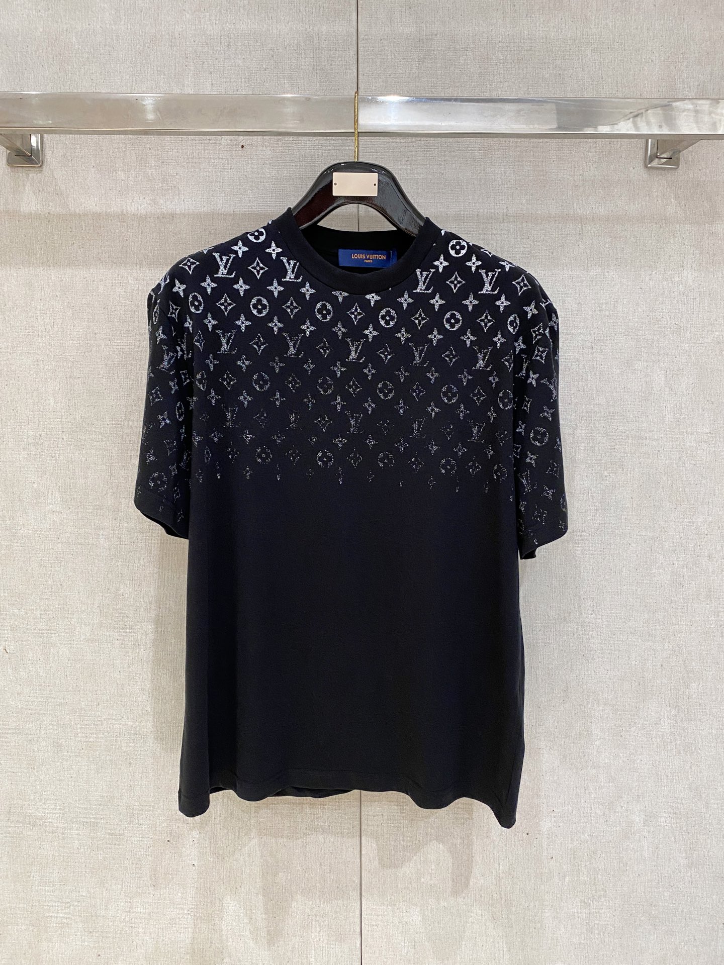 NO:876120,Lv 2026 Spring and Summer Style/Official website synchronized. The fabric is made of heavyweight pure cotton combed cotton fabric, OS loose version, and the upper body shape is super correct!  Versatile for everyday use, a wardrobe essential!  Size xs-xl,,louis vuitton,19860909Lv 2026春夏款/官网同步 面料采用重磅纯棉精梳棉面料,OS宽松版型,上身版型超正！日常百搭,衣橱必备单品！ 尺码 xs-xl,,louis vuitton,,Men's clothing