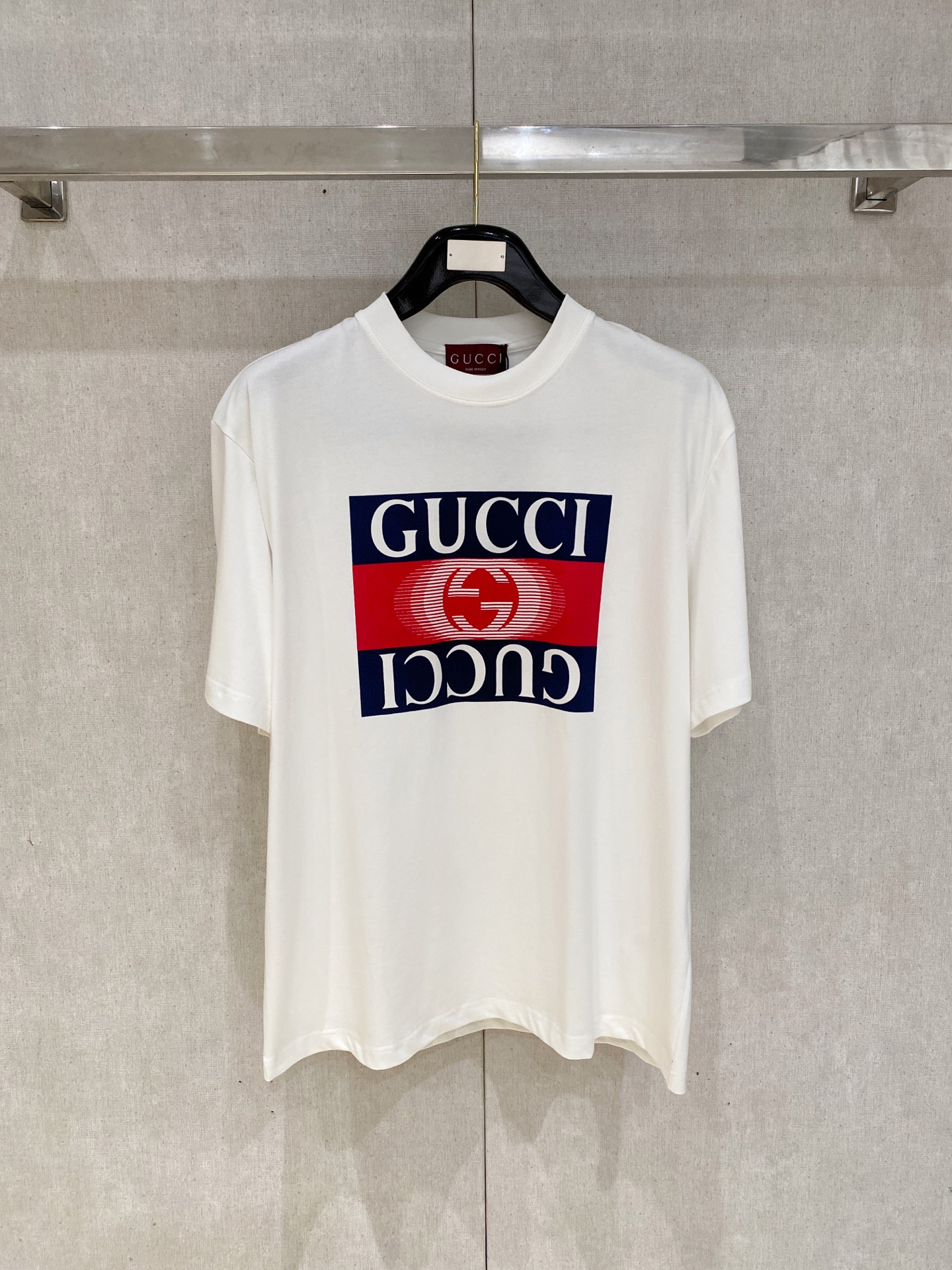 NO:876167,Gucci 2026 Spring and Summer Style/Official website synchronization. The fabric is made of heavyweight pure cotton combed cotton fabric, OS loose version, and the upper body shape is super correct!  Versatile for everyday use, a wardrobe essential!  Size xs-xl,,gucci,19860909古驰 2026春夏款/官网同步 面料采用重磅纯棉精梳棉面料,OS宽松版型,上身版型超正！日常百搭,衣橱必备单品！ 尺码 xs-xl,,gucci,,Men's clothing