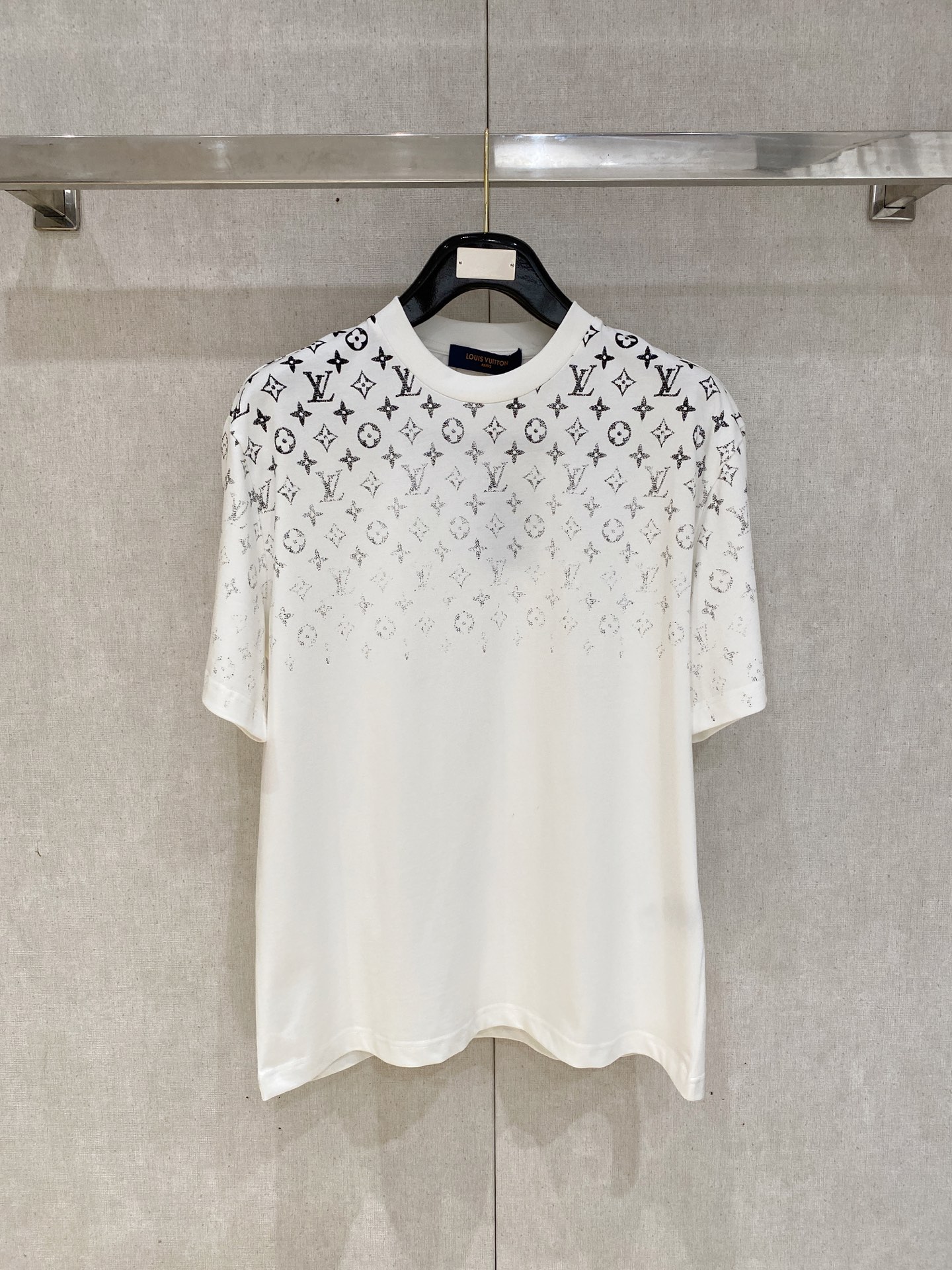NO:876174,Lv 2026 Spring and Summer Style/Official website synchronized. The fabric is made of heavyweight pure cotton combed cotton fabric, OS loose version, and the upper body shape is super correct!  Versatile for everyday use, a wardrobe essential!  Size xs-xl,,louis vuitton,19860909Lv 2026春夏款/官网同步 面料采用重磅纯棉精梳棉面料,OS宽松版型,上身版型超正！日常百搭,衣橱必备单品！ 尺码 xs-xl,,louis vuitton,,Men's clothing