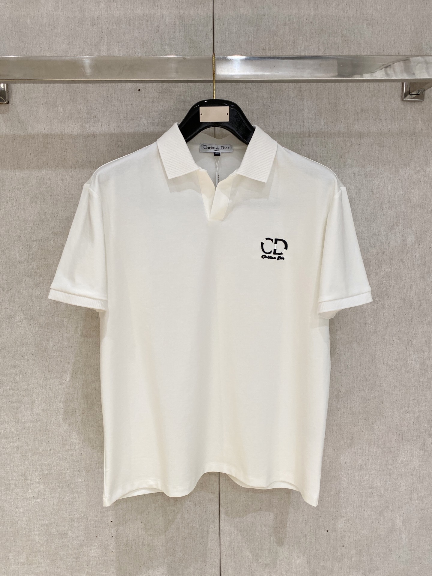 NO:828622,Dior Highly Recommended!  Spring and summer new products are on sale at the counter. Fashionable high-end men's Polo - Logo on the chest, personalized and fashionable/Imported top high-density mercerized pearls, extremely skin-friendly and comfortable. It feels very delicate, has a good texture, is cool and breathable, and is a very good overall piece. It can be worn alone without any problem. Size M-4Xl, dior,19860909迪奥 重磅推荐！春夏新品 专柜在售 时尚高端男装Polo-胸前Logo个性时尚/进口顶极高密度丝光珠地,极为亲肤舒适 摸上去非常的细腻,质感很好,凉爽透气,整体非常不错的一款,内搭单穿都完全没问题 尺码M-4Xl,,dior,,Men's clothing