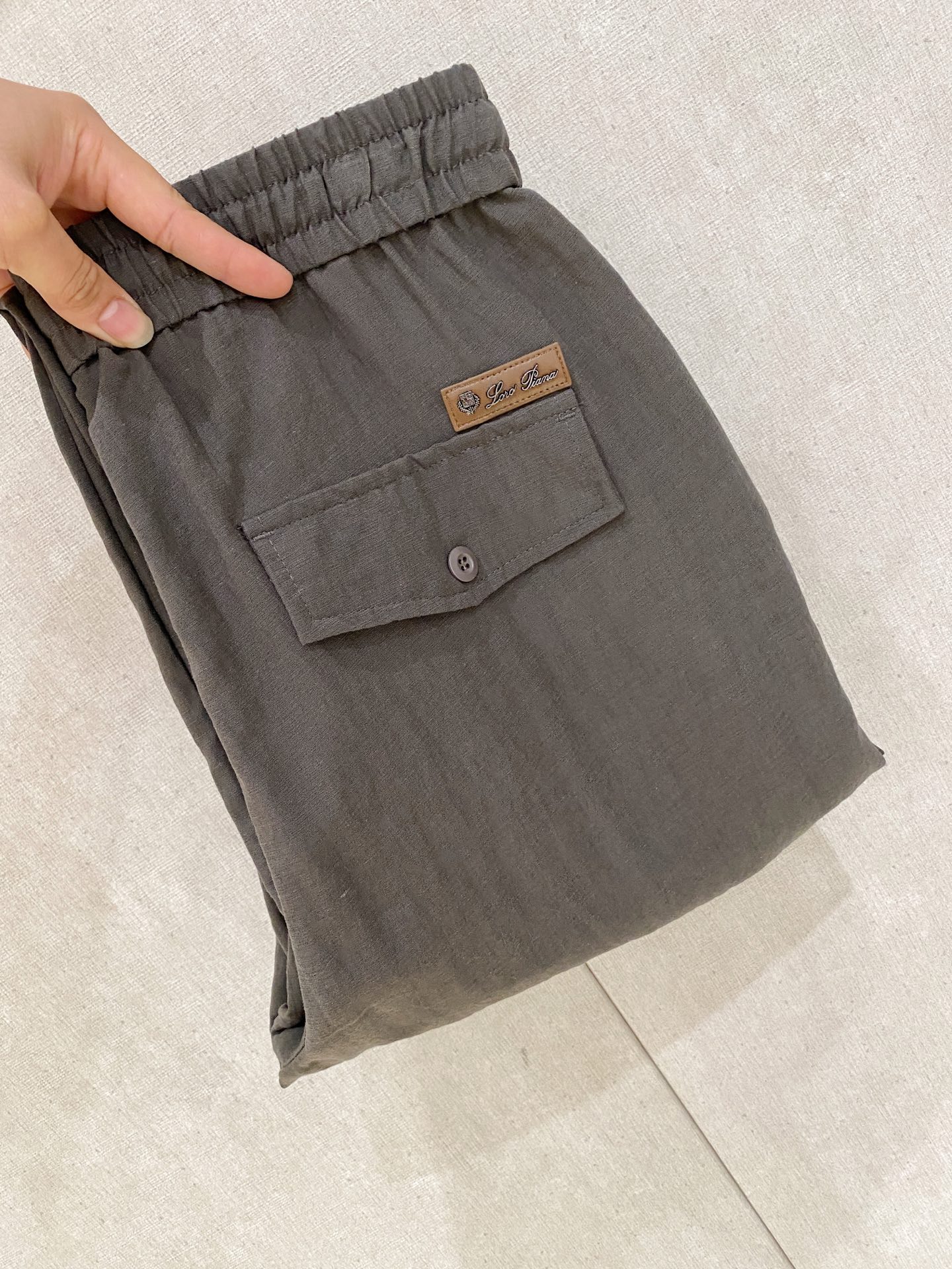 NO:828645,LP's new spring and summer 26ss casual pants golden classic appears again, original order high-quality fashionable casual pants. Super versatile style. Exclusive customized fabric, very wide and stylish, close-fitting and comfortable. Original custom counter latest hardware accessories. Super beautiful version, upper body shows slender legs, lining and routing are impeccable, can be attended in any occasion, once again emphasize that the fabric is very, very classy! Code number 28-36 No 35,,loro piana,19860909LP 春夏新款 26ss休闲裤金典再次出现,原单订制高品质时尚休闲裤.超级百搭款.独家定制面料,挺阔有型,贴身舒适.原版定制专柜最新五金辅料.超靓版型、上身显腿修长,內里,走线都无可挑剔,任何场合都可出席,再次强调面料非常非常显档次！码数 28-36 无35,,loro piana,,Men's clothing