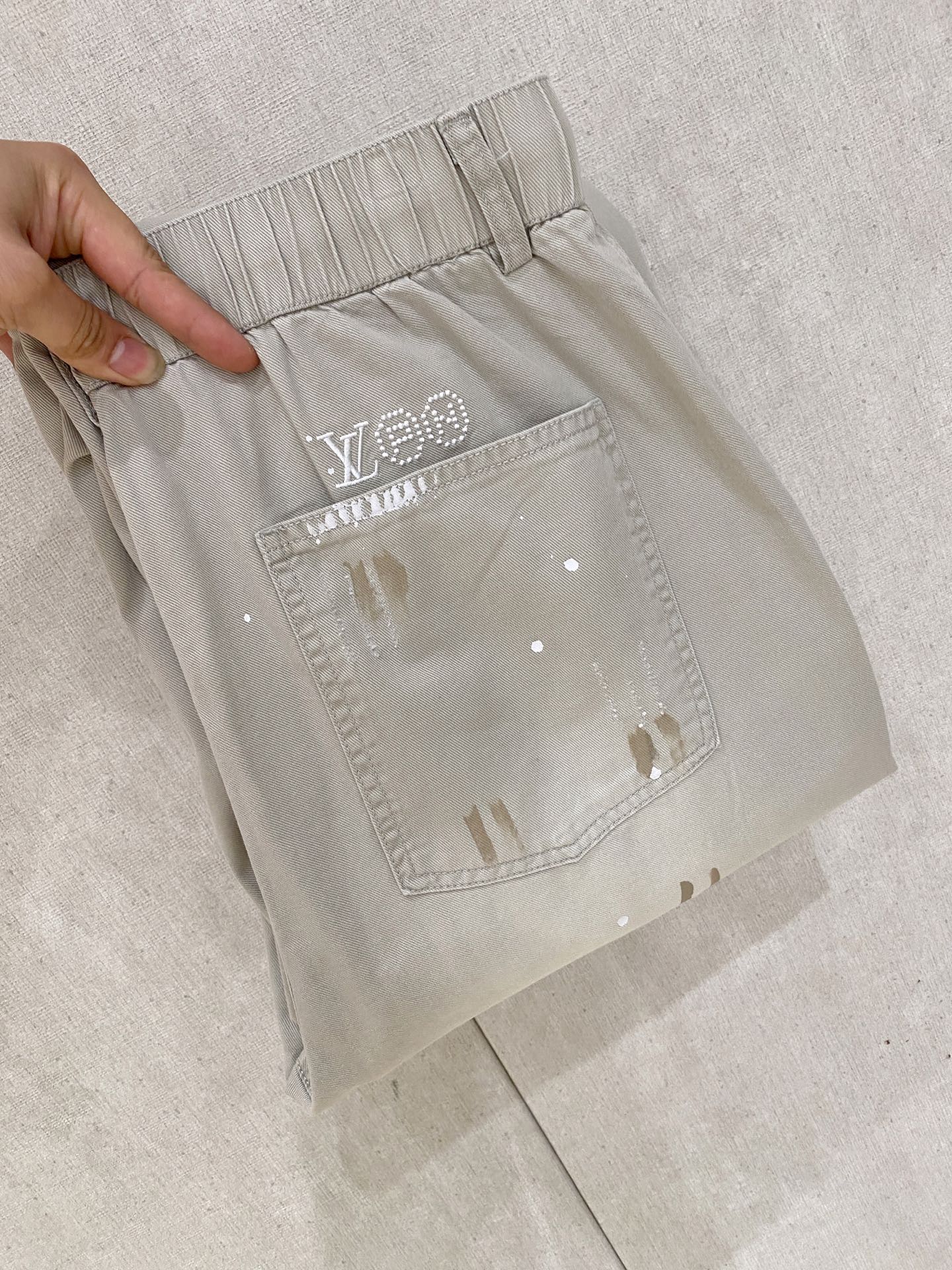 NO:865757,LV's new spring and summer 26ss casual pants golden classic appears again, original order high-quality fashionable casual pants. Super versatile style. Exclusive custom-made fabric, very wide and stylish, close-fitting and comfortable. Original custom-made counter with the latest hardware accessories. Super beautiful shape, the upper body shows slender legs, the lining and routing are impeccable, you can attend any occasion, and once again emphasize that the fabric is very, very classy! Number of yards 28-36 No 35,,louis vuitton,19860909LV 春夏新款 26ss休闲裤金典再次出现,原单订制高品质时尚休闲裤.超级百搭款.独家定制面料,挺阔有型,贴身舒适.原版定制专柜最新五金辅料.超靓版型、上身显腿修长,內里,走线都无可挑剔,任何场合都可出席,再次强调面料非常非常显档次！码数 28-36 无35,,louis vuitton,,Men's clothing