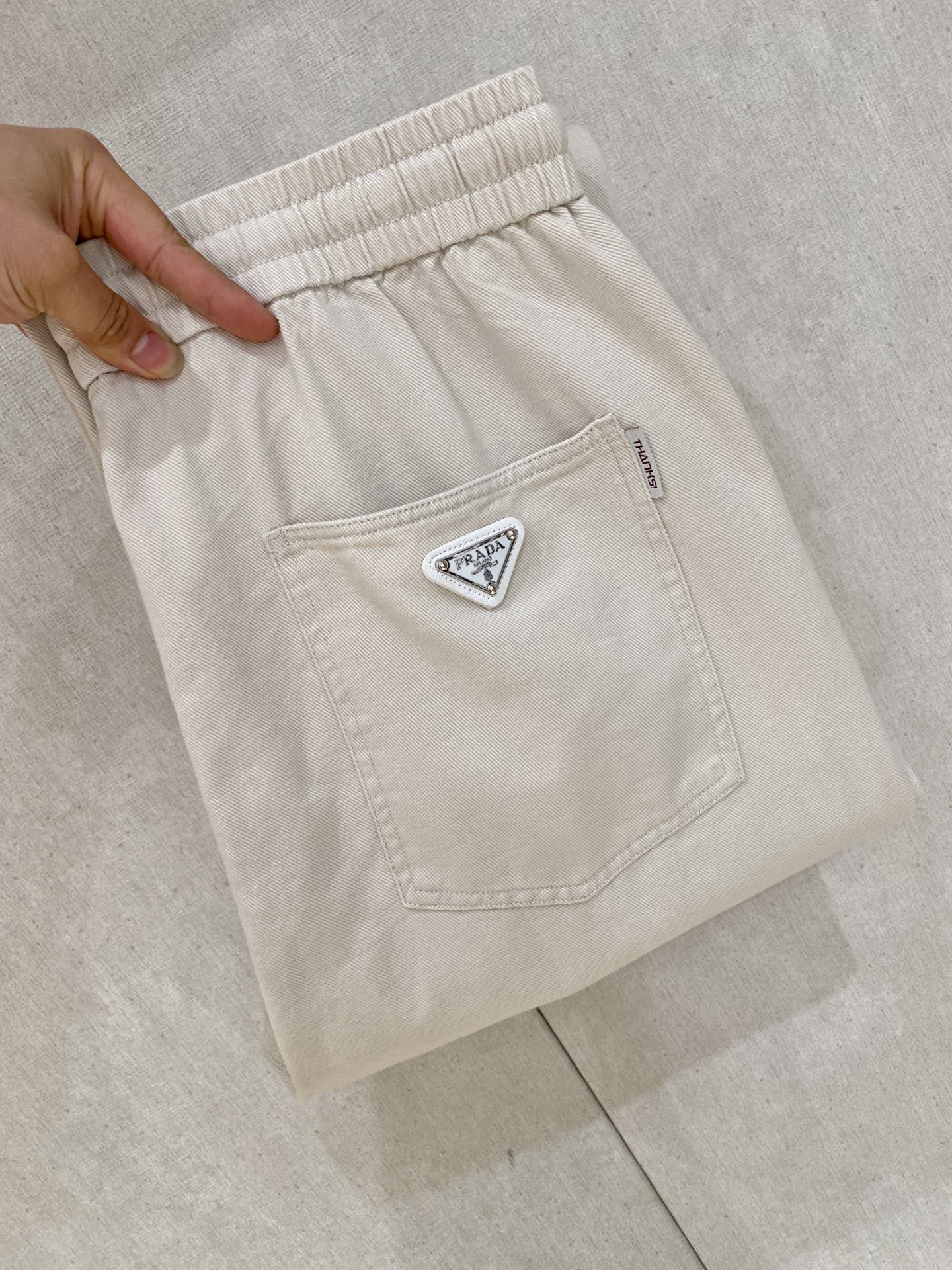 NO:828656,Prada's new spring and summer 26ss casual pants golden classic appears again, original order high-quality fashionable casual pants. Super versatile style. Exclusive custom-made fabric, very wide and stylish, close-fitting and comfortable. The latest hardware accessories from the original custom counter. Super beautiful shape, the upper body shows slender legs, the lining and routing are impeccable, you can attend any occasion, and once again emphasize that the fabric is very, very classy! Code number 28-36 No 35,,prada,19860909普拉达 春夏新款 26ss休闲裤金典再次出现,原单订制高品质时尚休闲裤.超级百搭款.独家定制面料,挺阔有型,贴身舒适.原版定制专柜最新五金辅料.超靓版型、上身显腿修长,內里,走线都无可挑剔,任何场合都可出席,再次强调面料非常非常显档次！码数 28-36 无35,,prada,,Men's clothing