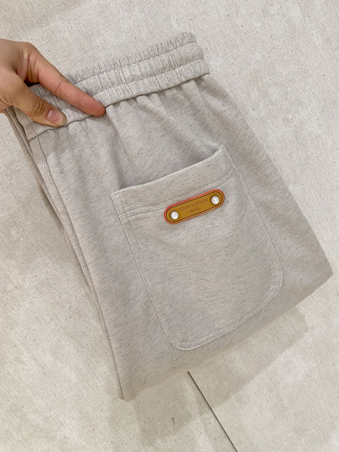 NO:828668,LV's new spring and summer 26ss casual pants golden classic appears again, original order high-quality fashionable casual pants. Super versatile style. Exclusive custom-made fabric, very wide and stylish, close-fitting and comfortable. Original custom-made counter with the latest hardware accessories. Super beautiful shape, the upper body shows slender legs, the lining and routing are impeccable, you can attend any occasion, and once again emphasize that the fabric is very, very classy! Number of yards 28-36 No 35,,louis vuitton,19860909LV 春夏新款 26ss休闲裤金典再次出现,原单订制高品质时尚休闲裤.超级百搭款.独家定制面料,挺阔有型,贴身舒适.原版定制专柜最新五金辅料.超靓版型、上身显腿修长,內里,走线都无可挑剔,任何场合都可出席,再次强调面料非常非常显档次！码数 28-36 无35,,louis vuitton,,Men's clothing