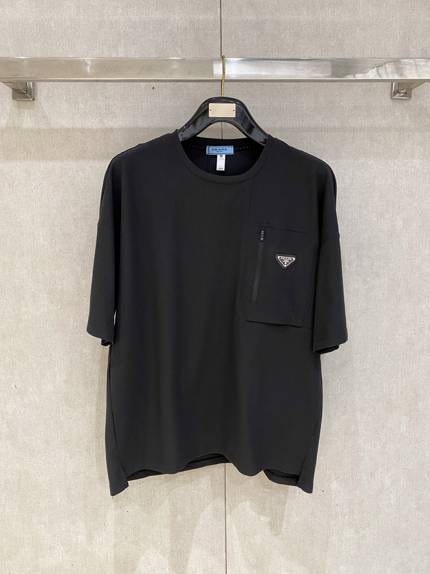 NO:877719,Prada 2026 new pure cotton men's casual bottoming short-sleeved T-shirt!  High-end customization, high version, fashionable and versatile, loose fit, original imported pure cotton fabric, threaded cuffs. Super soft and delicate feel, skin-friendly and comfortable to wear, high-end boutique. Avant-garde style, charming and comfortable, great upper body, men's must-have items, complete with three standards, sizes M-4XL, prada, T-shirt, tees, t-shirt,19860909普拉达 2026 新款纯棉男士休闲打底短袖T恤！高端定制 高版本 时尚百搭爆款宽松版型原版进口纯棉面料 螺纹袖口.手感超柔软细腻 穿着亲肤舒适 高端精品.前卫风格魅力舒适, 上身非常赞 男士必备单品 三标齐全 尺码M-4XL,,prada,T-shirt,tees，t-shirt,,Men's clothing