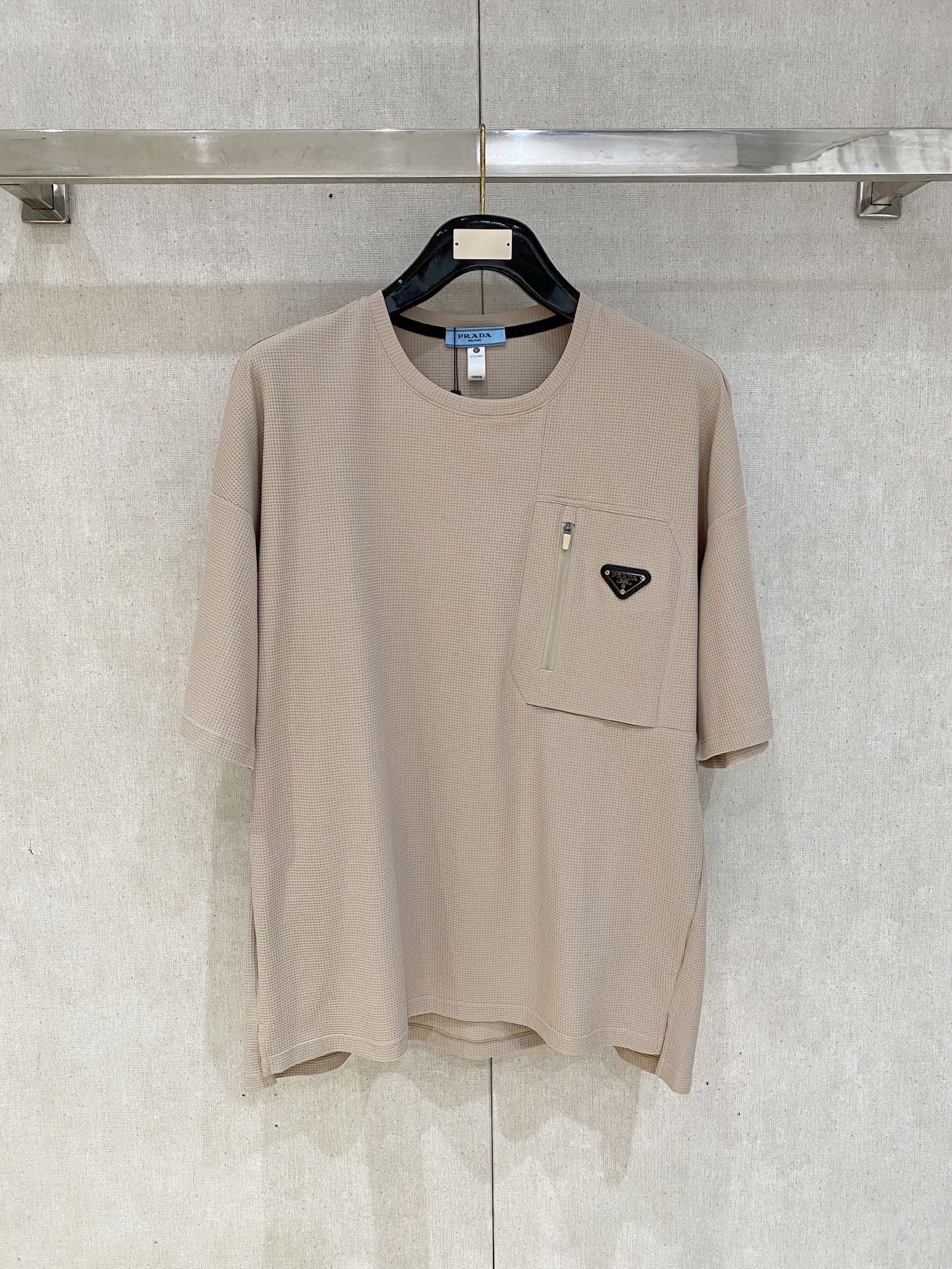 NO:777292,Prada 2026 new pure cotton men's casual bottoming short-sleeved T-shirt!  High-end customization, high version, fashionable and versatile, loose fit, original imported pure cotton fabric, threaded cuffs. Super soft and delicate feel, skin-friendly and comfortable to wear, high-end boutique. Avant-garde style, charming and comfortable, great upper body, men's must-have items, complete with three standards, sizes M-4XL, prada, T-shirt, tees, t-shirt,19860909普拉达 2026 新款纯棉男士休闲打底短袖T恤！高端定制 高版本 时尚百搭爆款宽松版型原版进口纯棉面料 螺纹袖口.手感超柔软细腻 穿着亲肤舒适 高端精品.前卫风格魅力舒适, 上身非常赞 男士必备单品 三标齐全 尺码M-4XL,,prada,T-shirt,tees，t-shirt,,Men's clothing