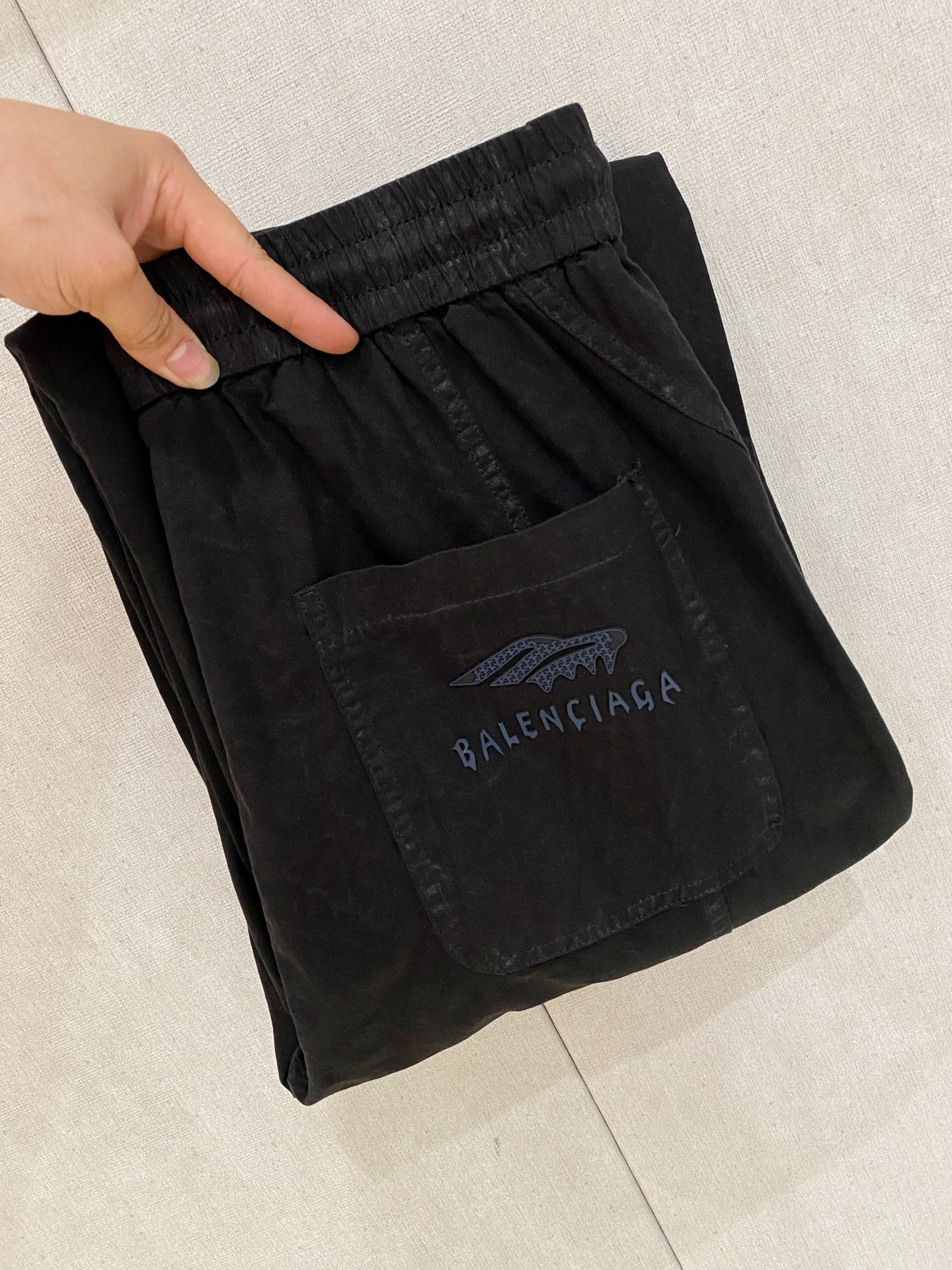 NO:877707,Balenciaga spring and summer new model 26ss casual pants golden classic appears again, original order high-quality fashionable casual pants. Super versatile style. Exclusive custom-made fabric, very wide and stylish, close-fitting and comfortable. The latest hardware accessories from the original custom counter. Super beautiful shape, the upper body shows slender legs, the lining and routing are impeccable, you can attend any occasion, and once again emphasize that the fabric is very, very classy! Code number 28-36 No 35,,balenciaga,19860909巴黎世家 春夏新款 26ss休闲裤金典再次出现,原单订制高品质时尚休闲裤.超级百搭款.独家定制面料,挺阔有型,贴身舒适.原版定制专柜最新五金辅料.超靓版型、上身显腿修长,內里,走线都无可挑剔,任何场合都可出席,再次强调面料非常非常显档次！码数 28-36 无35,,balenciaga,,Men's clothing