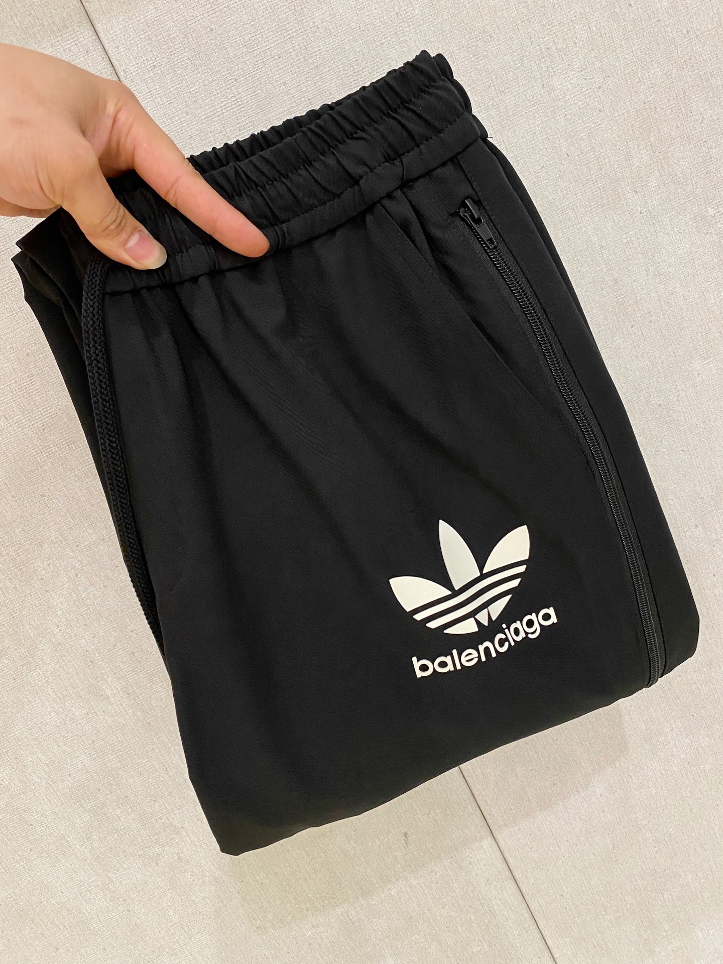 NO:877735,Balenciaga spring and summer new model 26ss casual pants golden classic appears again, original order high-quality fashionable casual pants. Super versatile style. Exclusive custom-made fabric, very wide and stylish, close-fitting and comfortable. The latest hardware accessories from the original custom counter. Super beautiful shape, the upper body shows slender legs, the lining and routing are impeccable, you can attend any occasion, and once again emphasize that the fabric is very, very classy! Code number 28-36 No 35,,balenciaga,19860909巴黎世家 春夏新款 26ss休闲裤金典再次出现,原单订制高品质时尚休闲裤.超级百搭款.独家定制面料,挺阔有型,贴身舒适.原版定制专柜最新五金辅料.超靓版型、上身显腿修长,內里,走线都无可挑剔,任何场合都可出席,再次强调面料非常非常显档次！码数 28-36 无35,,balenciaga,,Men's clothing