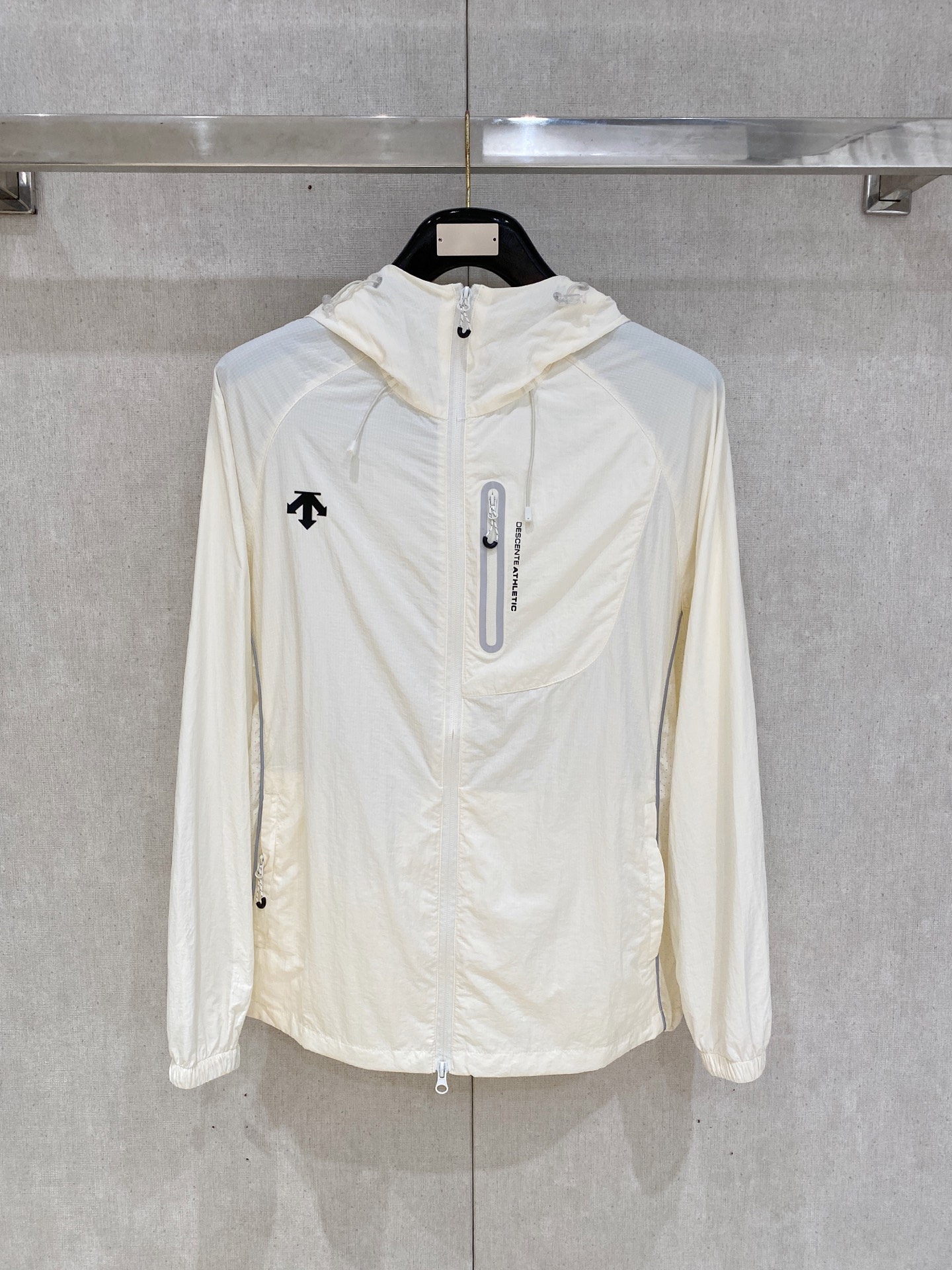 NO:777302,[New product] Descente channel boutique. 2026ss spring and summer new sportswear jacket, sun protection jacket!  The sun protection clothing is classic and adds a sense of fashion that keeps pace with the times. It is the best choice for handsome men and beautiful women. The new lightweight spun silk fiber nylon fabric is light and breathable. The quilting and dense weaving technology creates the unique thin strip structural details of the fabric, which is delicate and exquisite. It effectively prevents ultraviolet rays.  Radiant, with excellent breathability, comfortable and skin-friendly. The zipper placket and stand-up collar design add a sense of value. The logo print on the chest highlights the brand characteristics. The elastic cuffs and hem details are neat and detailed, adding a cutting-edge fashion sense. Bal*nci*ga  Tracksui's new high-end series of works create the most outstanding sports and leisure system, the most convenient and comfortable feeling. Made of custom-supplied polyester fiber fabric, perfect lightweight nylon. Different from ordinary rough nylon, it feels smooth and delicate, light and comfortable. The inner  The aesthetically pleasing segmentation and cutting process always maintains a perfect sporty, fashionable and versatile look. Pay more attention to the sporty design of versatile items! The logo design has a flawless craftsmanship, thick and full, soft and three-dimensional without being stiff, highlighting the low-key fashionable sports style. Number of yards  S-3Xl,,jackets & coats,jackets & coats,19860909【新品】迪桑特 渠道精品.2026ss春夏新款运动服夹克防晒服外套！防晒衣经典之余增添了与时俱进的时尚感,型男靓女的最佳选择.新型轻量绢丝纤维尼龙面料,轻盈透气,绗缝密织技术造就面料的独有细条状结构细节,细腻精致.有效防止紫外线辐射,透气性绝佳,舒畅亲肤.拉链开合门襟,立领设计平添价值感取向.胸口标识印花彰显品牌特色.袖口,下摆弹力收口细节工整细致增添新锐前卫时尚感.Bal*nci*ga Tracksui全新高端系列作品,缔造最为出色的运动休闲体系,最为便捷舒适的感受.客供聚酯纤维面料打造,完美的轻质尼龙款.区别于一般的粗质尼龙质,手感质感顺滑细腻,轻盈舒适.内外兼具的美感分割裁剪工艺,时刻保持完美的运动时尚百搭造型.更加的注重运动化设计百搭单品!标识徽标设计拥有完美无瑕的工艺机制,厚实饱满,柔软立体不生硬,彰显低调的时尚运动风格.码数 S-3Xl,,jackets & coats,jackets & coats,,Men's clothing