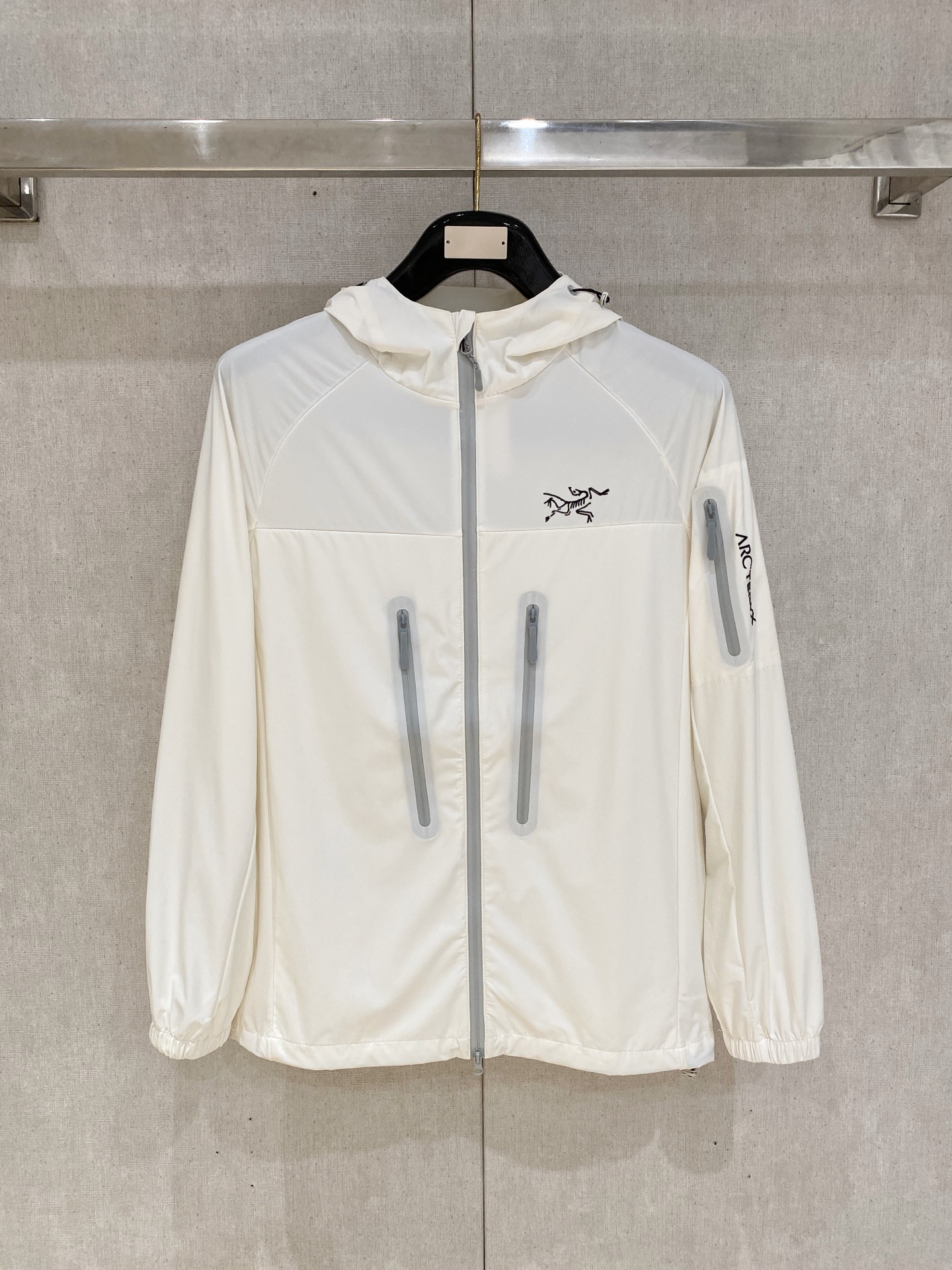 NO:777283,[New Product] Arc'teryx channel boutique. 2026ss spring and summer new sportswear jacket, sun protection jacket!  The sun protection clothing is classic and adds a sense of fashion that keeps pace with the times. It is the best choice for handsome men and beautiful women. The new lightweight spun silk fiber nylon fabric is light and breathable. The quilting and dense weaving technology creates the unique thin strip structural details of the fabric, which is delicate and exquisite. It effectively prevents ultraviolet rays.  Radiant, with excellent breathability, comfortable and skin-friendly. The zipper placket and stand-up collar design add a sense of value. The logo print on the chest highlights the brand characteristics. The elastic cuffs and hem details are neat and detailed, adding a cutting-edge fashion sense. Bal*nci*ga  Tracksui's new high-end series of works create the most outstanding sports and leisure system, the most convenient and comfortable feeling. Made of custom-supplied polyester fiber fabric, perfect lightweight nylon. Different from ordinary rough nylon, it feels smooth and delicate, light and comfortable. The inner  The aesthetically pleasing segmentation and cutting process always maintains a perfect sporty, fashionable and versatile look. Pay more attention to the sporty design of versatile items! The logo design has a flawless craftsmanship, thick and full, soft and three-dimensional without being stiff, highlighting the low-key fashionable sports style. Number of yards  S-3Xl,arc'teryx,jackets & coats,jackets & coats,19860909【新品】始祖鸟 渠道精品.2026ss春夏新款运动服夹克防晒服外套！防晒衣经典之余增添了与时俱进的时尚感,型男靓女的最佳选择.新型轻量绢丝纤维尼龙面料,轻盈透气,绗缝密织技术造就面料的独有细条状结构细节,细腻精致.有效防止紫外线辐射,透气性绝佳,舒畅亲肤.拉链开合门襟,立领设计平添价值感取向.胸口标识印花彰显品牌特色.袖口,下摆弹力收口细节工整细致增添新锐前卫时尚感.Bal*nci*ga Tracksui全新高端系列作品,缔造最为出色的运动休闲体系,最为便捷舒适的感受.客供聚酯纤维面料打造,完美的轻质尼龙款.区别于一般的粗质尼龙质,手感质感顺滑细腻,轻盈舒适.内外兼具的美感分割裁剪工艺,时刻保持完美的运动时尚百搭造型.更加的注重运动化设计百搭单品!标识徽标设计拥有完美无瑕的工艺机制,厚实饱满,柔软立体不生硬,彰显低调的时尚运动风格.码数 S-3Xl,arc'teryx,jackets & coats,jackets & coats,,Men's clothing
