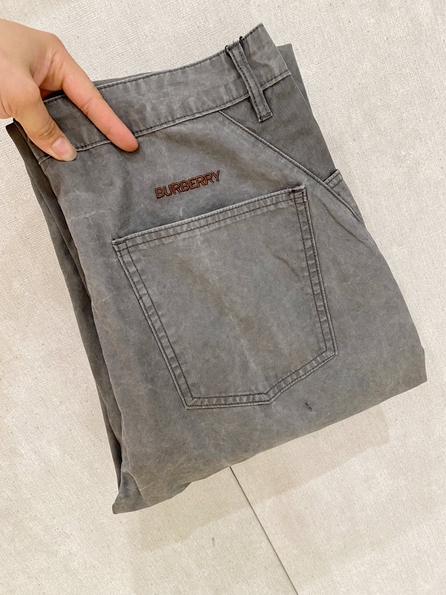 NO:877711,Burberry's new spring and summer 26ss casual pants golden classic appears again, original order high-quality fashionable casual pants. Super versatile style. Exclusively customized fabric, very wide and stylish, close-fitting and comfortable. Original custom counter latest hardware accessories. Super beautiful version, upper body shows slender legs, lining and routing are impeccable, can be attended on any occasion, once again emphasize that the fabric is very, very classy! Code number 28-36 No 35,,burberry,19860909巴宝莉 春夏新款 26ss休闲裤金典再次出现,原单订制高品质时尚休闲裤.超级百搭款.独家定制面料,挺阔有型,贴身舒适.原版定制专柜最新五金辅料.超靓版型、上身显腿修长,內里,走线都无可挑剔,任何场合都可出席,再次强调面料非常非常显档次！码数 28-36 无35,,burberry,,Men's clothing