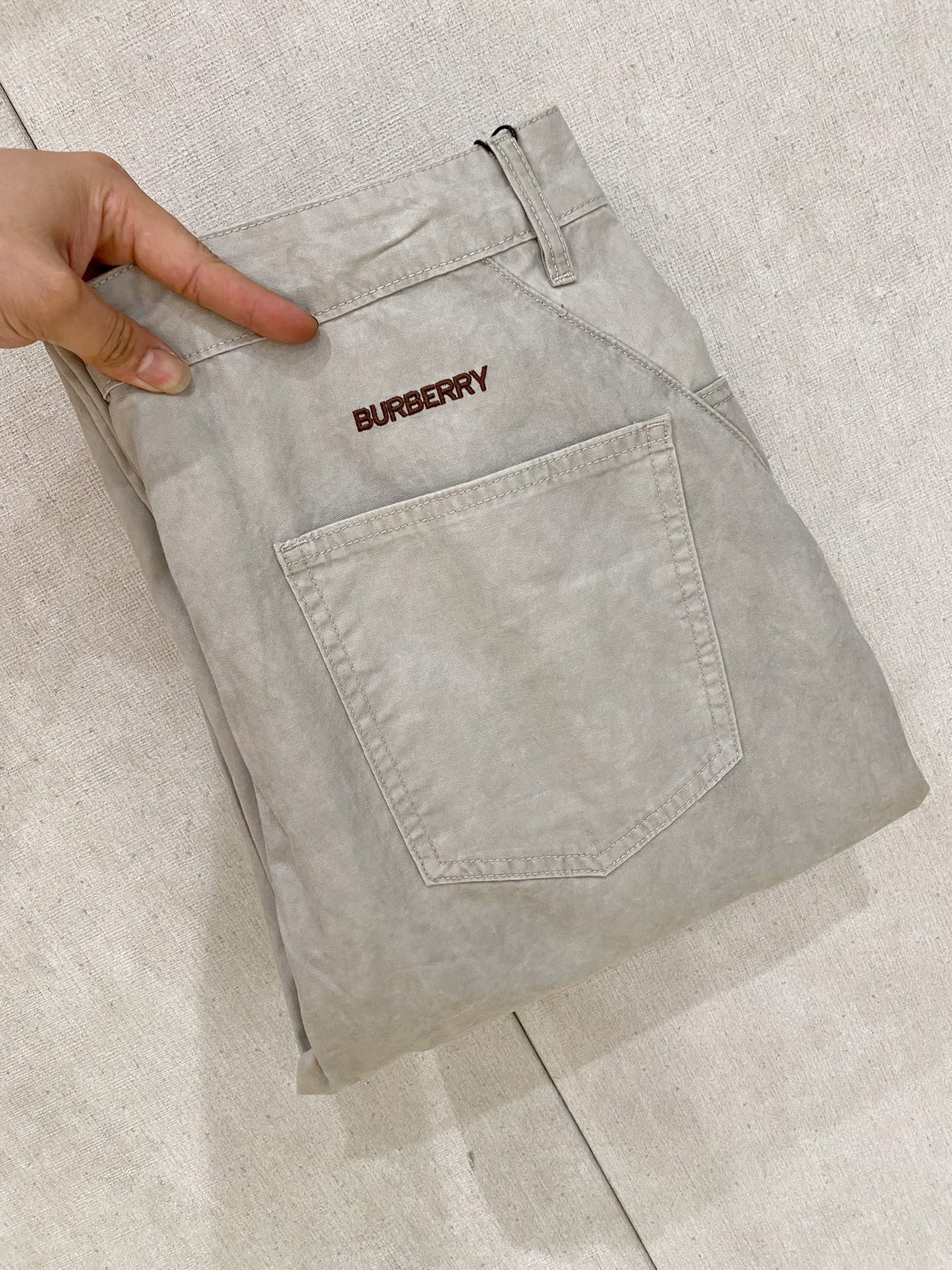 NO:777323,Burberry's new spring and summer 26ss casual pants golden classic appears again, original order high-quality fashionable casual pants. Super versatile style. Exclusively customized fabric, very wide and stylish, close-fitting and comfortable. Original custom counter latest hardware accessories. Super beautiful version, upper body shows slender legs, lining and routing are impeccable, can be attended on any occasion, once again emphasize that the fabric is very, very classy! Code number 28-36 No 35,,burberry,19860909巴宝莉 春夏新款 26ss休闲裤金典再次出现,原单订制高品质时尚休闲裤.超级百搭款.独家定制面料,挺阔有型,贴身舒适.原版定制专柜最新五金辅料.超靓版型、上身显腿修长,內里,走线都无可挑剔,任何场合都可出席,再次强调面料非常非常显档次！码数 28-36 无35,,burberry,,Men's clothing