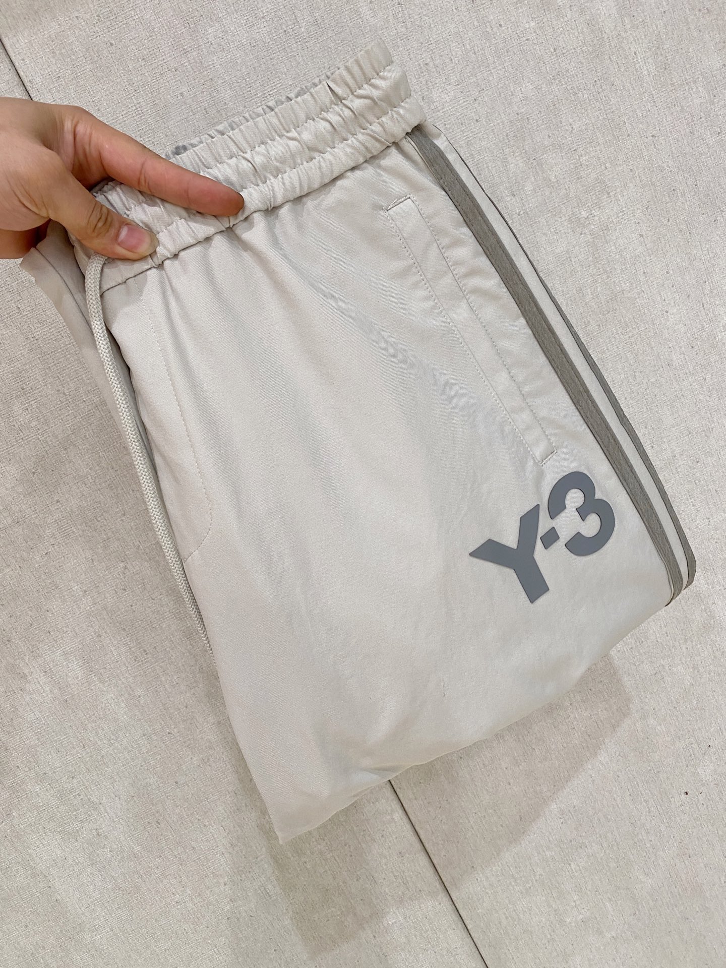 NO:777317,Y-3 spring and summer new model 26ss casual pants golden classic appears again, original order high-quality fashionable casual pants. Super versatile style. Exclusive custom-made fabric, very wide and stylish, close-fitting and comfortable. Original custom counter latest hardware accessories. Super beautiful version, the upper body shows slender legs, the lining and routing are impeccable, you can attend any occasion, and once again emphasize that the fabric is very, very classy! Code number 28-36 No 35,,19860909Y-3 春夏新款 26ss休闲裤金典再次出现,原单订制高品质时尚休闲裤.超级百搭款.独家定制面料,挺阔有型,贴身舒适.原版定制专柜最新五金辅料.超靓版型、上身显腿修长,內里,走线都无可挑剔,任何场合都可出席,再次强调面料非常非常显档次！码数 28-36 无35,,,Men's clothing