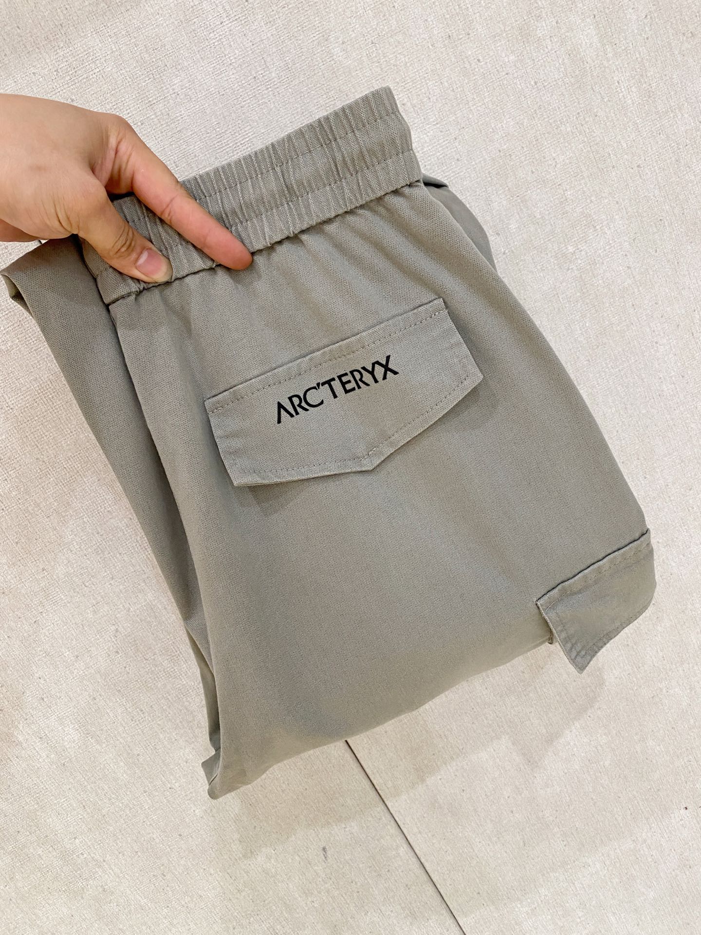 NO:777311,Arc'teryx spring and summer new model 26ss casual pants golden classic appears again, original order high-quality fashionable casual pants. Super versatile style. Exclusive customized fabric, very wide and stylish, close-fitting and comfortable. Original custom counter latest hardware accessories. Super beautiful version, upper body shows slender legs, lining and routing are impeccable, can be attended on any occasion, once again emphasize that the fabric is very, very classy! Code number 28-36 No 35,arc'teryx,19860909始祖鸟 春夏新款 26ss休闲裤金典再次出现,原单订制高品质时尚休闲裤.超级百搭款.独家定制面料,挺阔有型,贴身舒适.原版定制专柜最新五金辅料.超靓版型、上身显腿修长,內里,走线都无可挑剔,任何场合都可出席,再次强调面料非常非常显档次！码数 28-36 无35,arc'teryx,,Men's clothing
