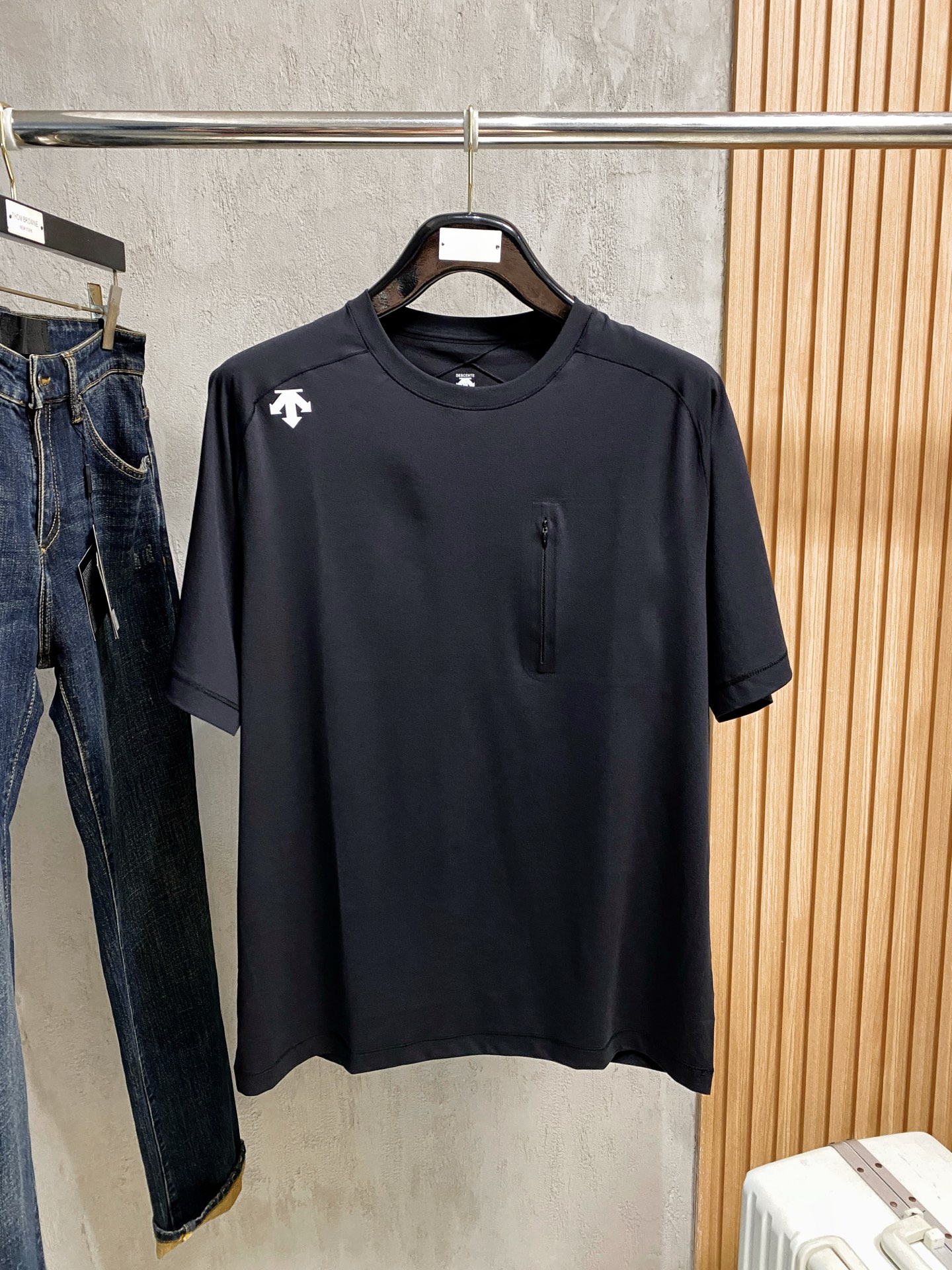 迪桑特 宽松版型纯棉最新面料经典标识图案logo时尚简约潮流短袖，最顶级的品质专柜原单短袖，顶级制作工艺