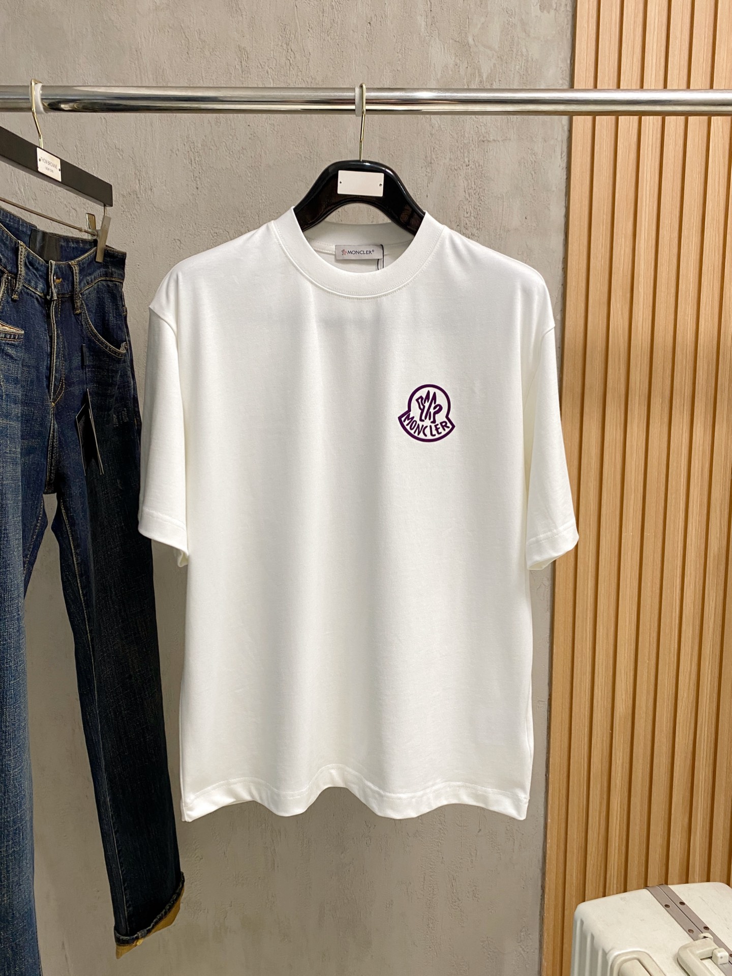 NO:777250,Mouth cover loose fit pure cotton latest fabric classic logo pattern logo fashion simple trendy short sleeves, top quality counter original short sleeves, top production technology imported fabrics, counter style unique design, using imported high-end custom fabrics. Official website for sale!  Fabric pattern is great. Size: black and white M-2XL. Can wear up to 200 pounds. Please state your height and weight when ordering, Moncler, T-shirt,19860909蒙口 宽松版型纯棉最新面料经典标识图案logo时尚简约潮流短袖,最顶级的品质专柜原单短袖,顶级制作工艺进口面料,专柜款独特设计,采用进口高端订制面料.官网在售！面料版型超赞 码数..黑白色 M-2XL 最大可穿200斤下单报身高体重,,Moncler,T-shirt,,Men's clothing
