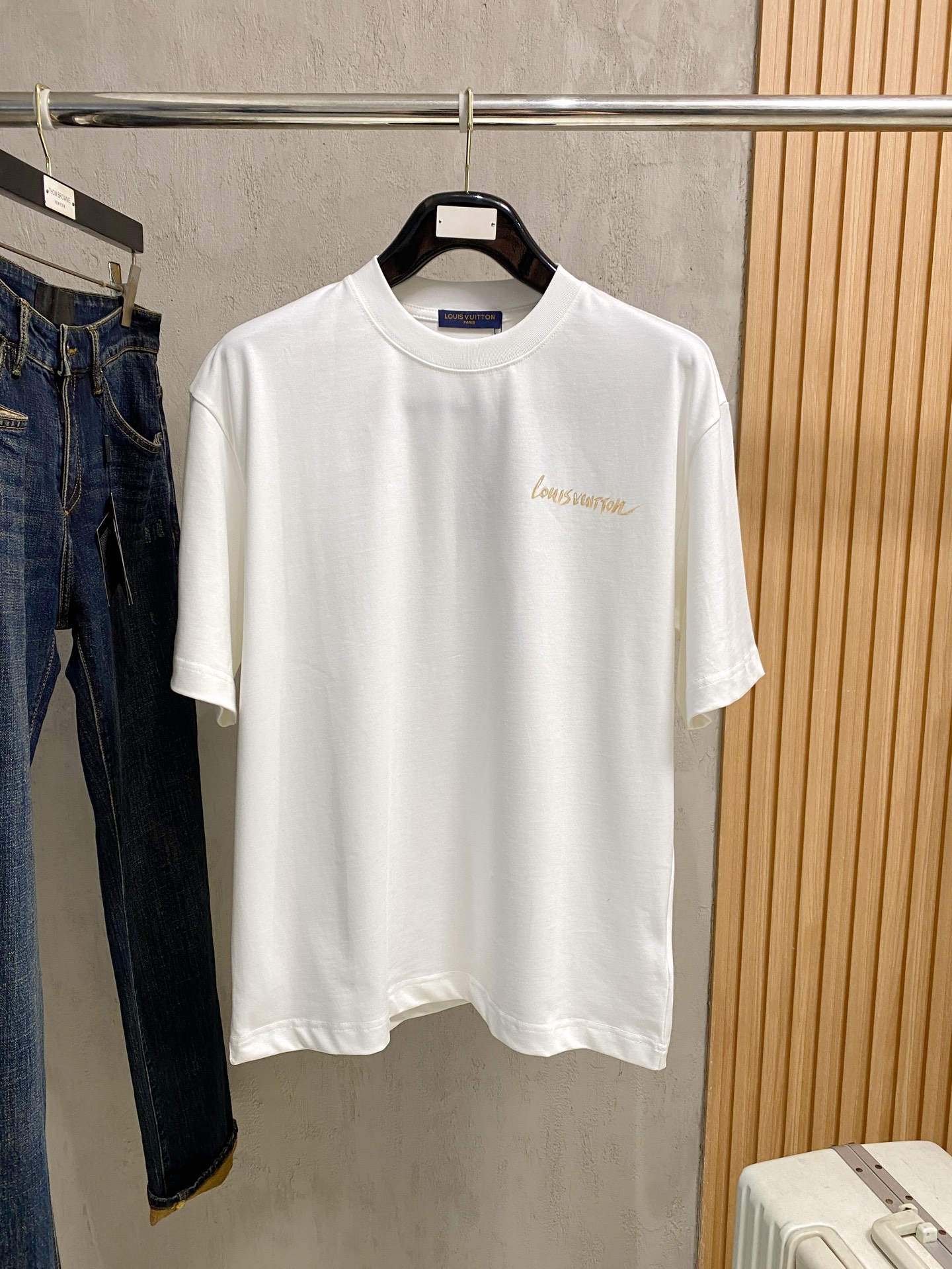 NO:777254,LV loose fit pure cotton latest fabric classic logo pattern logo fashion simple trend short sleeves, the highest quality counter original short sleeves, top production technology imported fabrics, counter style unique design, using imported high-end custom fabrics. Official website for sale!  The fabric pattern is great and the size is... black and white M-2XL, can wear up to 200 pounds. Please state your height and weight when ordering, Louis Vuitton, T-shirt,19860909LV 宽松版型纯棉最新面料经典标识图案logo时尚简约潮流短袖,最顶级的品质专柜原单短袖,顶级制作工艺进口面料,专柜款独特设计,采用进口高端订制面料.官网在售！面料版型超赞 码数..黑白色 M-2XL 最大可穿200斤下单报身高体重,,louis vuitton,T-shirt,,Men's clothing