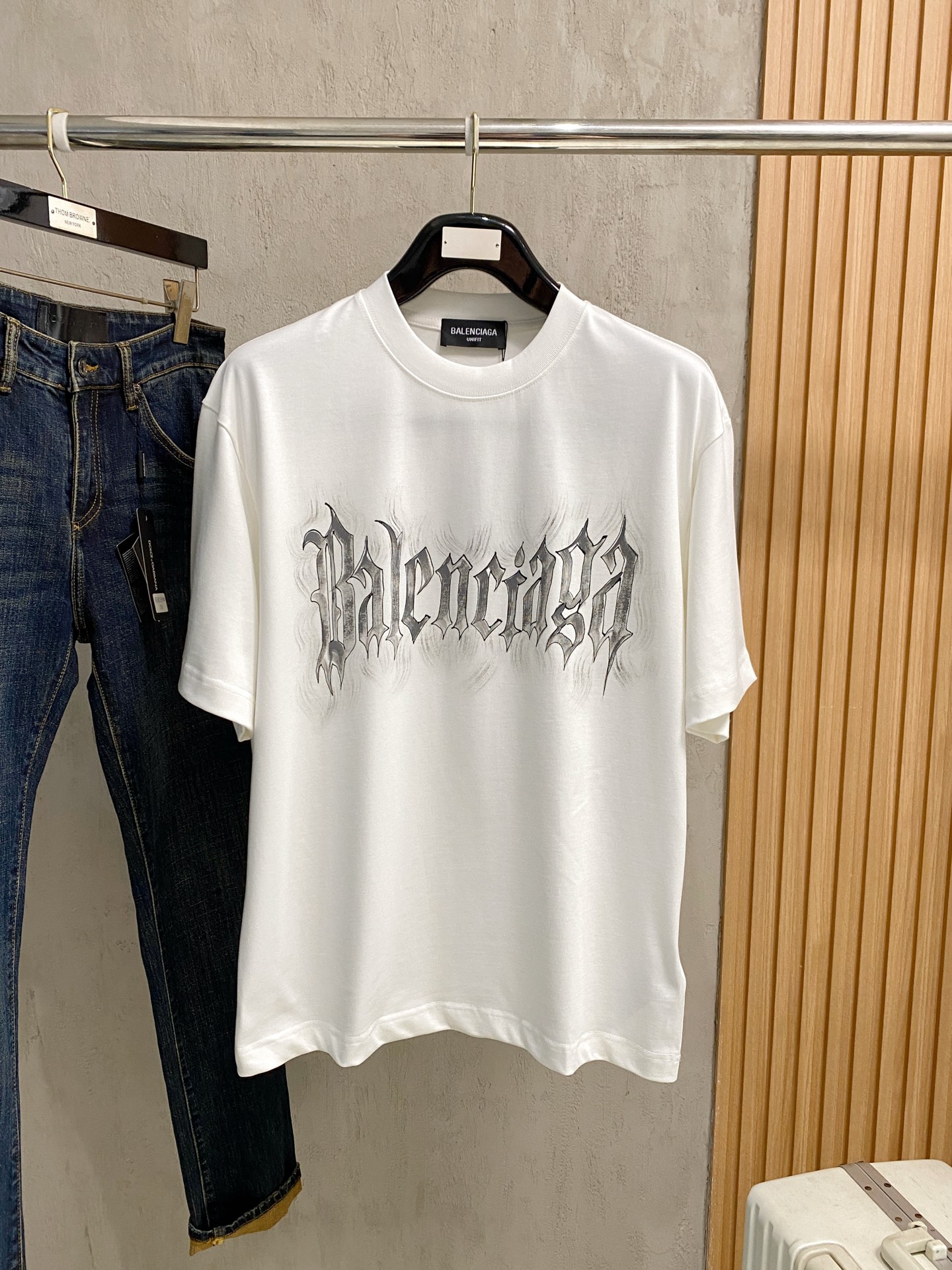 NO:777246,Balenciaga loose fit pure cotton latest fabric classic logo pattern logo fashion simple trendy short sleeves, top quality counter original short sleeves, top production technology imported fabrics, counter style unique design, using imported high-end custom fabrics. Official website for sale!  The fabric pattern is great. The size is black and white. M-2XL. Can wear up to 200 pounds. Please state your height and weight when ordering, balenciaga, T-shirt,19860909巴黎世家 宽松版型纯棉最新面料经典标识图案logo时尚简约潮流短袖,最顶级的品质专柜原单短袖,顶级制作工艺进口面料,专柜款独特设计,采用进口高端订制面料.官网在售！面料版型超赞 码数..黑白色 M-2XL 最大可穿200斤下单报身高体重,,balenciaga,T-shirt,,Men's clothing