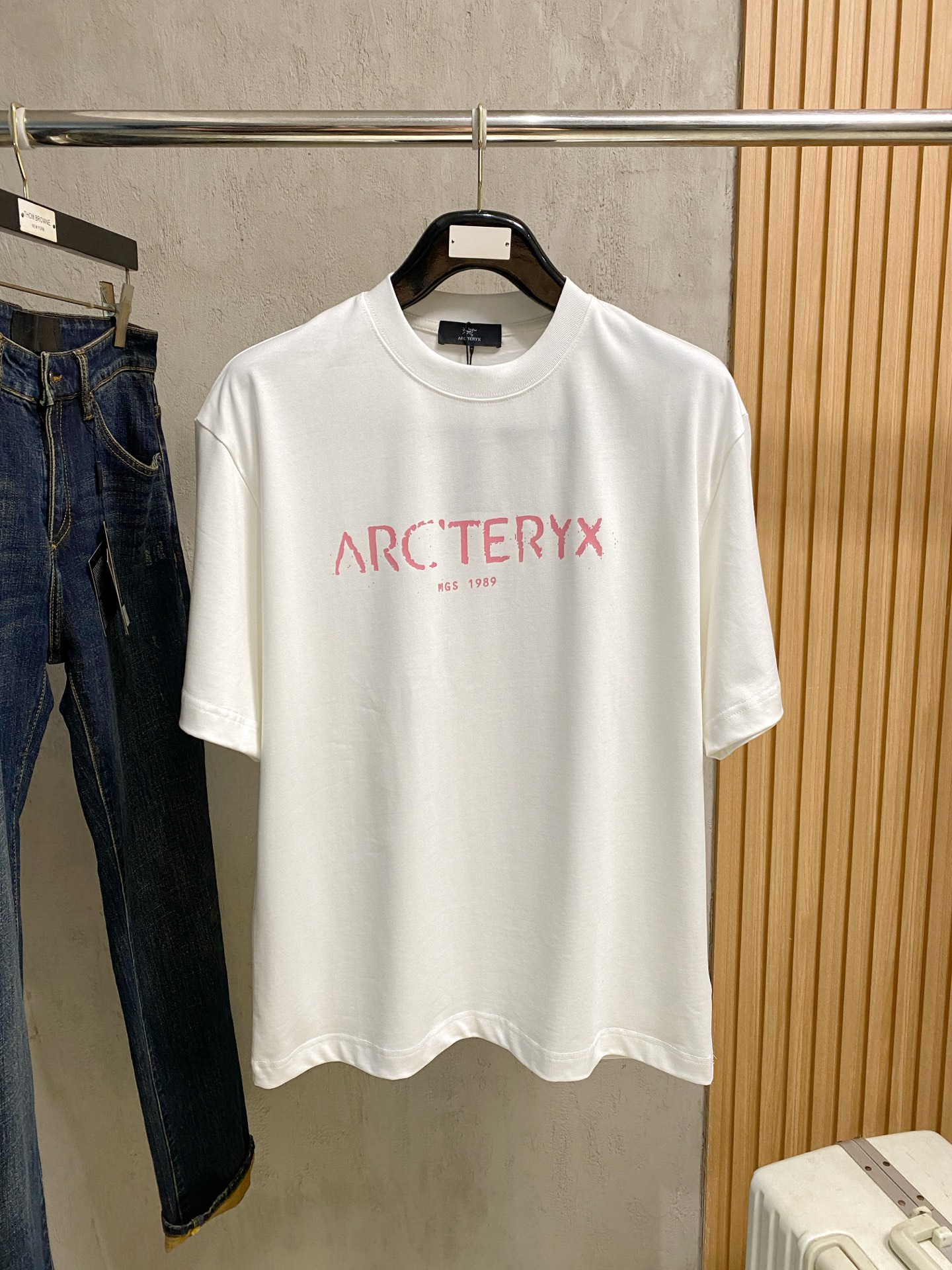 NO:777257,Arc'teryx loose fit pure cotton latest fabric classic logo pattern logo fashion simple trendy short sleeves, top quality counter original short sleeves, top production technology imported fabrics, counter style unique design, using imported high-end custom fabrics. Official website for sale!  The fabric pattern is great, the size is... black and white M-2XL, can wear up to 200 pounds. Please state your height and weight when ordering, arc'teryx, T-shirt,19860909始祖鸟 宽松版型纯棉最新面料经典标识图案logo时尚简约潮流短袖,最顶级的品质专柜原单短袖,顶级制作工艺进口面料,专柜款独特设计,采用进口高端订制面料.官网在售！面料版型超赞 码数..黑白色 M-2XL 最大可穿200斤下单报身高体重,arc'teryx,T-shirt,,Men's clothing