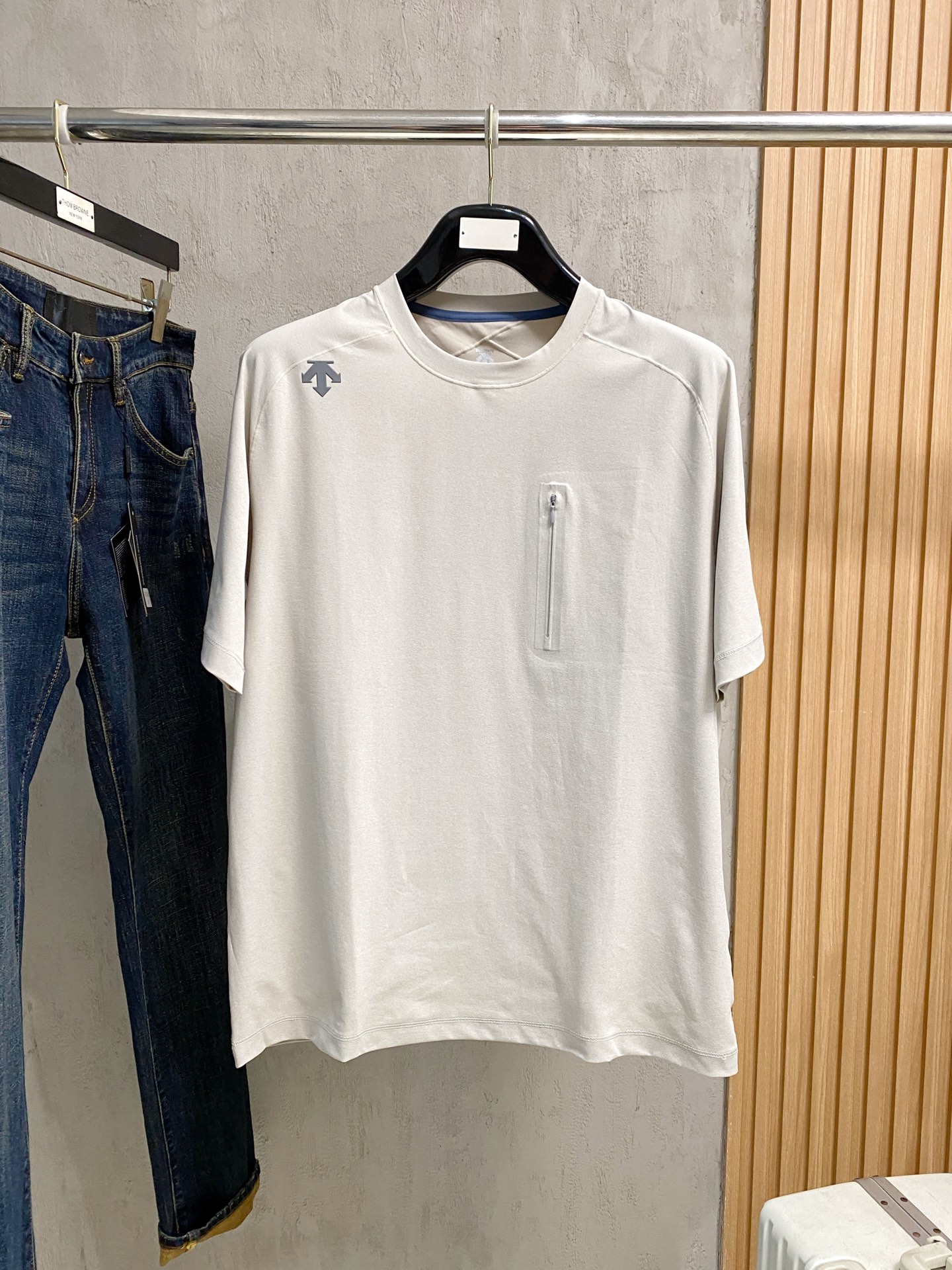NO:777237,Descente loose fit pure cotton latest fabric classic logo pattern logo fashion simple trendy short sleeves, top quality counter original short sleeves, top production technology imported fabrics, counter style unique design, using imported high-end custom fabrics. Official website for sale!  The fabric pattern is great and the size is... black and white M-3XL,, T-shirt,19860909迪桑特 宽松版型纯棉最新面料经典标识图案logo时尚简约潮流短袖,最顶级的品质专柜原单短袖,顶级制作工艺进口面料,专柜款独特设计,采用进口高端订制面料.官网在售！面料版型超赞 码数..黑白色 M-3XL,,T-shirt,,Men's clothing