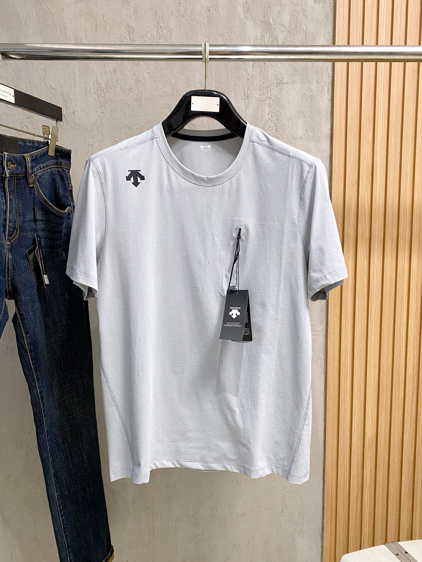 迪桑特 宽松版型纯棉最新面料经典标识图案logo时尚简约潮流短袖，最顶级的品质专柜原单短袖，顶级制作工艺