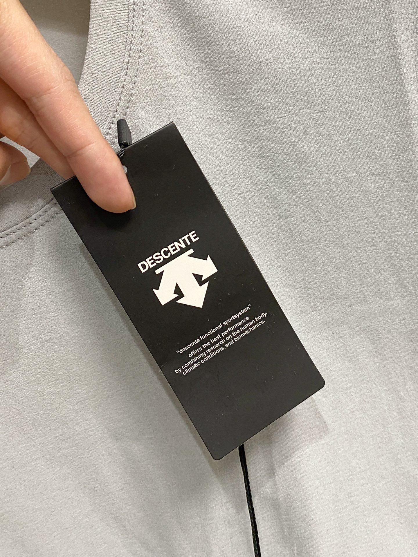 迪桑特 宽松版型纯棉最新面料经典标识图案logo时尚简约潮流短袖，最顶级的品质专柜原单短袖，顶级制作工艺