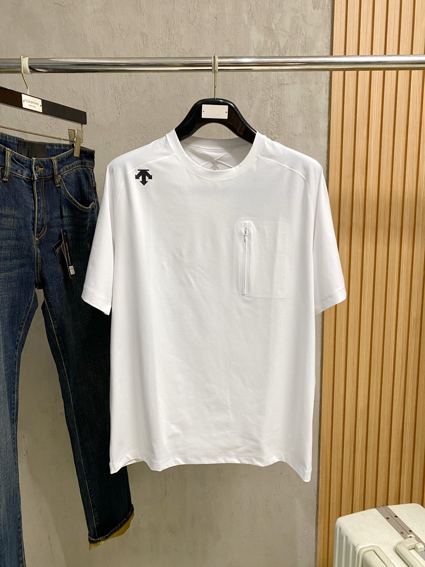 迪桑特 宽松版型纯棉最新面料经典标识图案logo时尚简约潮流短袖，最顶级的品质专柜原单短袖，顶级制作工艺