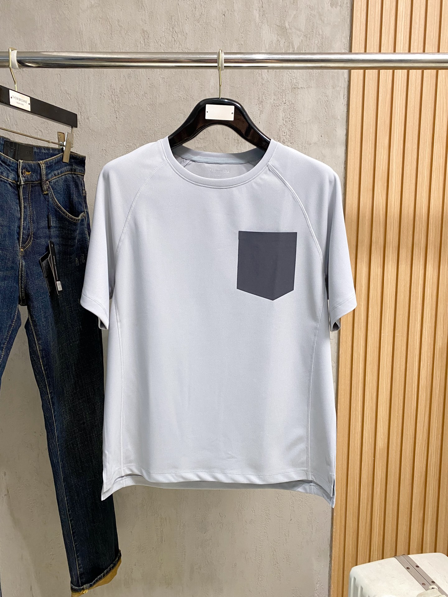 NO:777242,Descente loose fit pure cotton latest fabric classic logo pattern logo fashion simple trendy short sleeves, top quality counter original short sleeves, top production technology imported fabrics, counter style unique design, using imported high-end custom fabrics. Official website for sale!  The fabric pattern is great and the size is M-3Xl, T-shirt,19860909迪桑特 宽松版型纯棉最新面料经典标识图案logo时尚简约潮流短袖,最顶级的品质专柜原单短袖,顶级制作工艺进口面料,专柜款独特设计,采用进口高端订制面料.官网在售！面料版型超赞 码数..M-3Xl,,T-shirt,,Men's clothing
