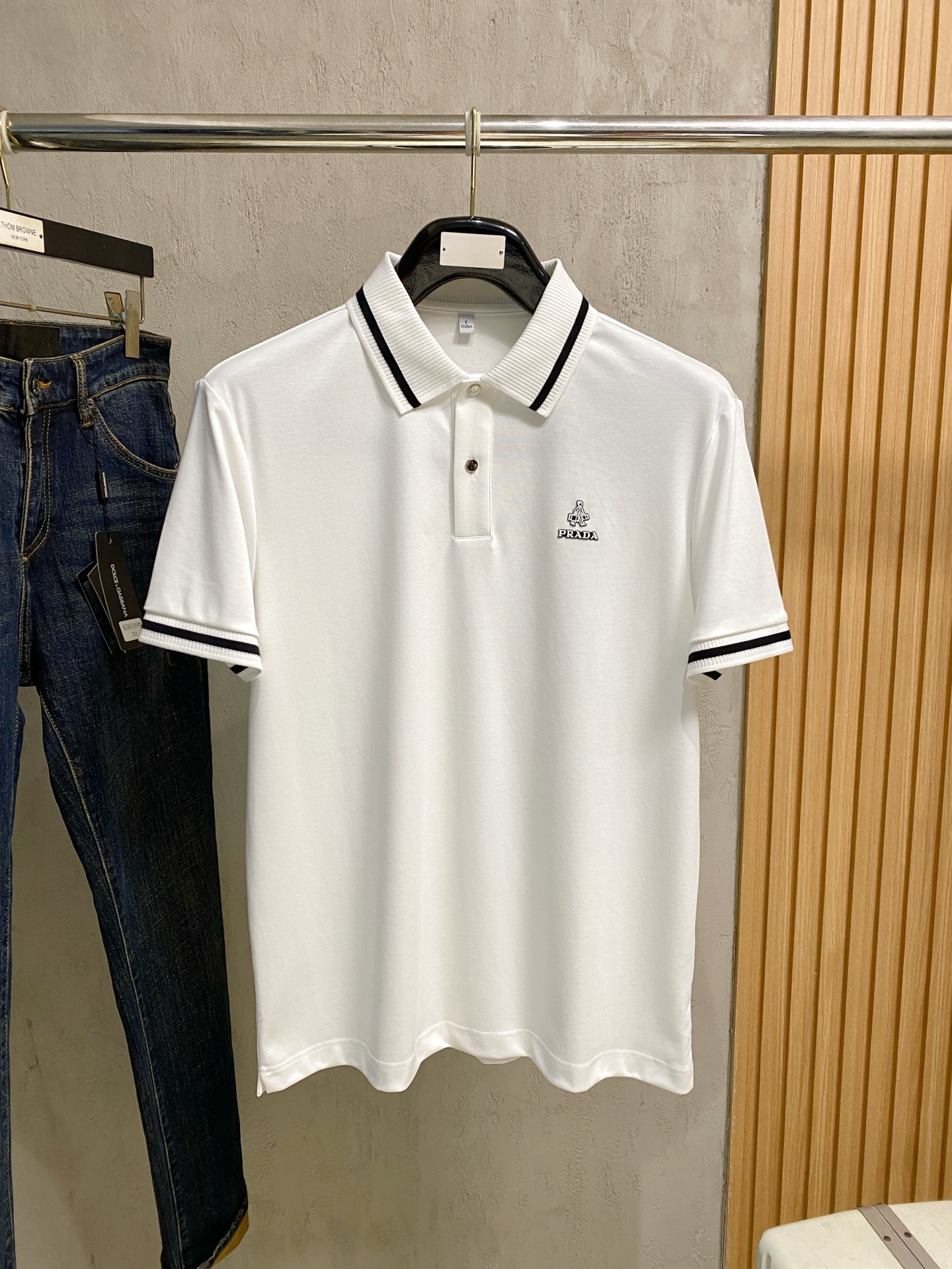 NO:777262,Prada highly recommended!  Spring and summer new products are on sale at the counter. Fashionable high-end men's Polo - Logo on the chest, personalized and fashionable/Imported top high-density mercerized pearls, extremely skin-friendly and comfortable. It feels very delicate, has a good texture, is cool and breathable, and is a very good overall piece. It can be worn alone without any problem. Size M-4Xl,, prada,19860909普拉达 重磅推荐！春夏新品 专柜在售 时尚高端男装Polo-胸前Logo个性时尚/进口顶极高密度丝光珠地,极为亲肤舒适 摸上去非常的细腻,质感很好,凉爽透气,整体非常不错的一款,内搭单穿都完全没问题 尺码M-4Xl,,prada,,Men's clothing