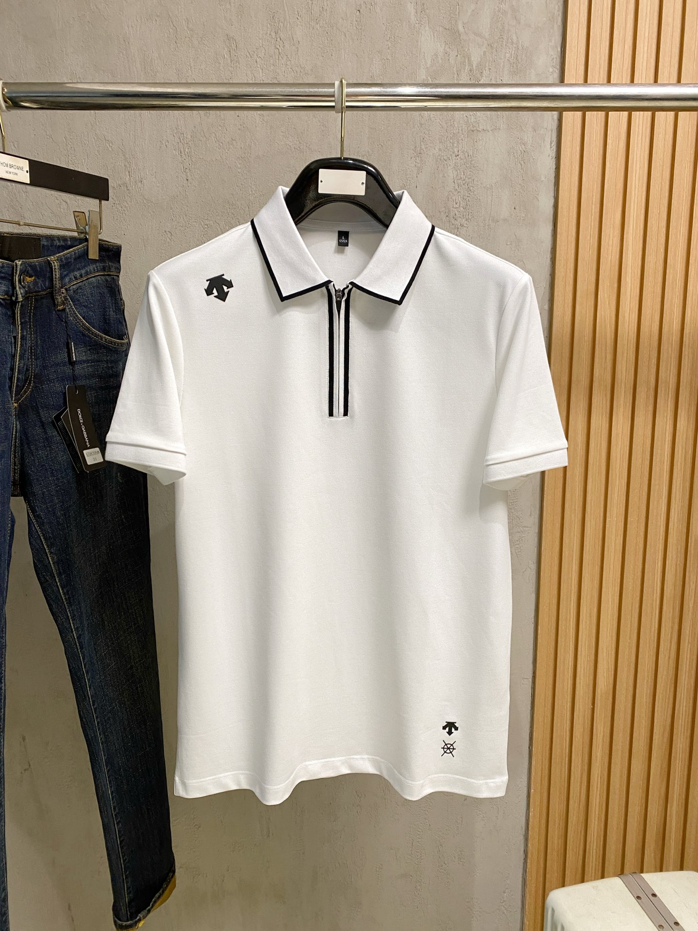 NO:777266,Descente highly recommended!  Spring and summer new products are on sale at the counter. Fashionable high-end men's Polo - Logo on the chest, personalized and fashionable/Imported high-density mercerized pearls, extremely skin-friendly and comfortable. It feels very delicate, has a good texture, is cool and breathable, and is a very good overall piece. It can be worn alone as an inner layer. Size M-4Xl,,19860909迪桑特 重磅推荐！春夏新品 专柜在售 时尚高端男装Polo-胸前Logo个性时尚/进口顶极高密度丝光珠地,极为亲肤舒适 摸上去非常的细腻,质感很好,凉爽透气,整体非常不错的一款,内搭单穿都完全没问题 尺码M-4Xl,,,Men's clothing