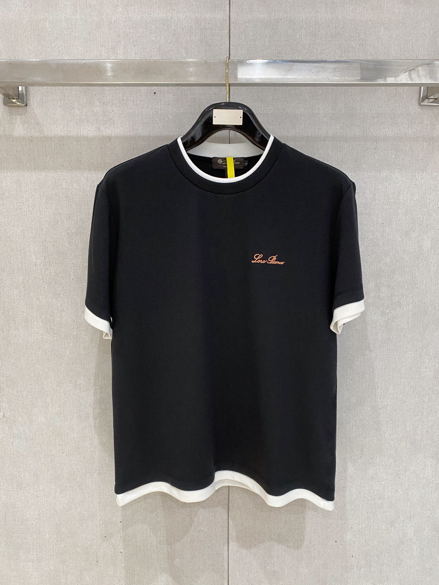 NO:777282,LP 1916 new pure cotton men's casual bottoming short-sleeved T-shirt!  High-end customization, high version, fashionable and versatile, loose version, original imported cotton fabric, threaded cuffs, collar and hem, super soft and delicate to the touch, skin-friendly and comfortable to wear, high-end boutique. Avant-garde style, charming and comfortable, great upper body, essential items for men, complete with three standards, sizes M-4XL, loro piana, T-shirt, tees, t-shirt,19860909LP 1916 新款纯棉男士休闲打底短袖T恤！高端定制 高版本 时尚百搭爆款宽松版型原版进口纯棉面料 螺纹袖口.领口衣摆 手感超柔软细腻 穿着亲肤舒适 高端精品.前卫风格魅力舒适, 上身非常赞 男士必备单品 三标齐全 尺码M-4XL,,loro piana,T-shirt,tees，t-shirt,,Men's clothing