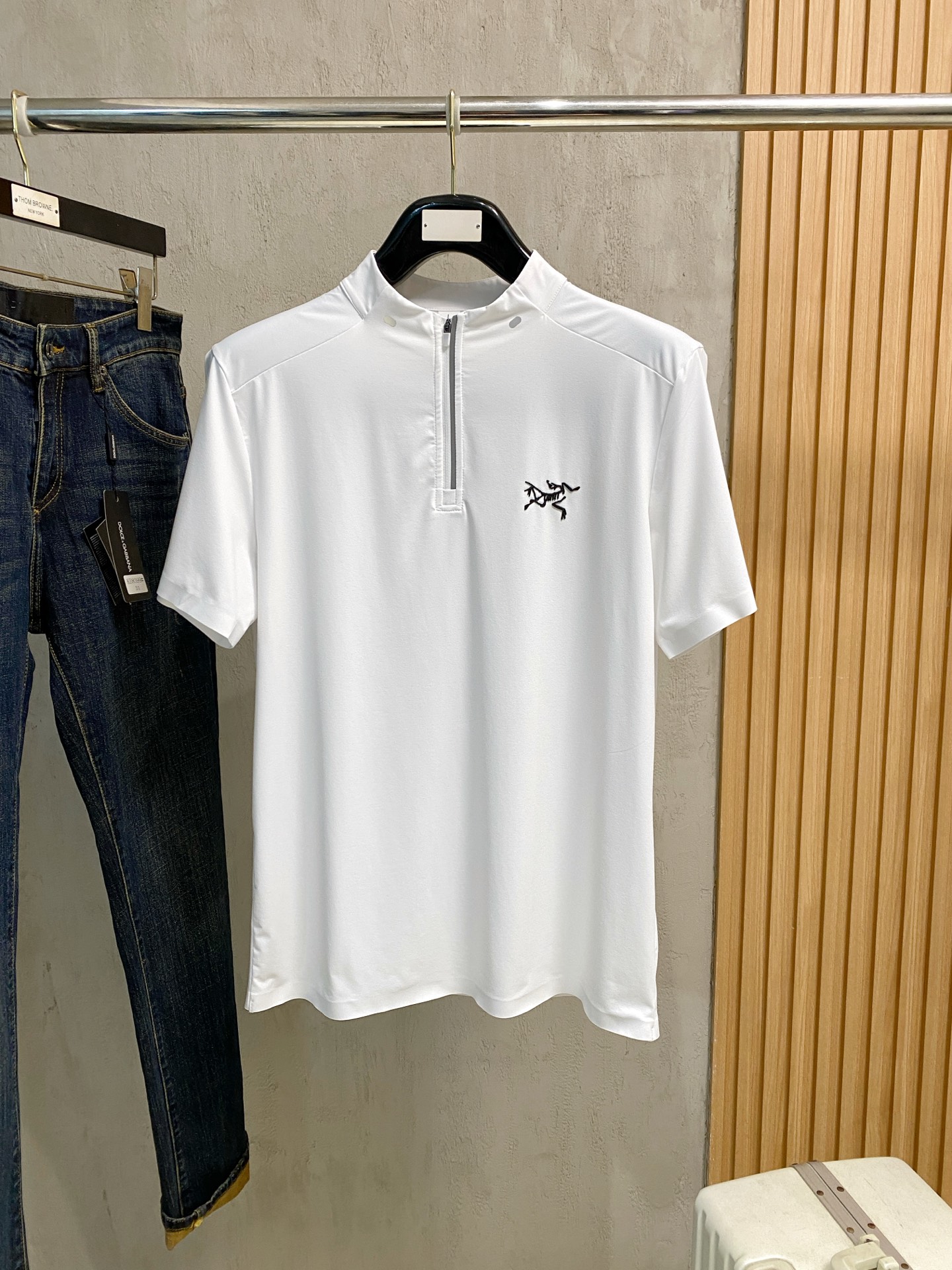 NO:777270,Archaeopteryx highly recommended!  Spring and summer new products are on sale at the counter. Fashionable high-end men's Polo - Logo on the chest, personalized and fashionable/Imported high-density mercerized pearls, extremely skin-friendly and comfortable. It feels very delicate, has a good texture, is cool and breathable, and is a very good overall product. It can be worn alone without any problem. Size M-4Xl, arc'teryx,19860909始祖鸟 重磅推荐！春夏新品 专柜在售 时尚高端男装Polo-胸前Logo个性时尚/进口顶极高密度丝光珠地,极为亲肤舒适 摸上去非常的细腻,质感很好,凉爽透气,整体非常不错的一款,内搭单穿都完全没问题 尺码M-4Xl,arc'teryx,,Men's clothing