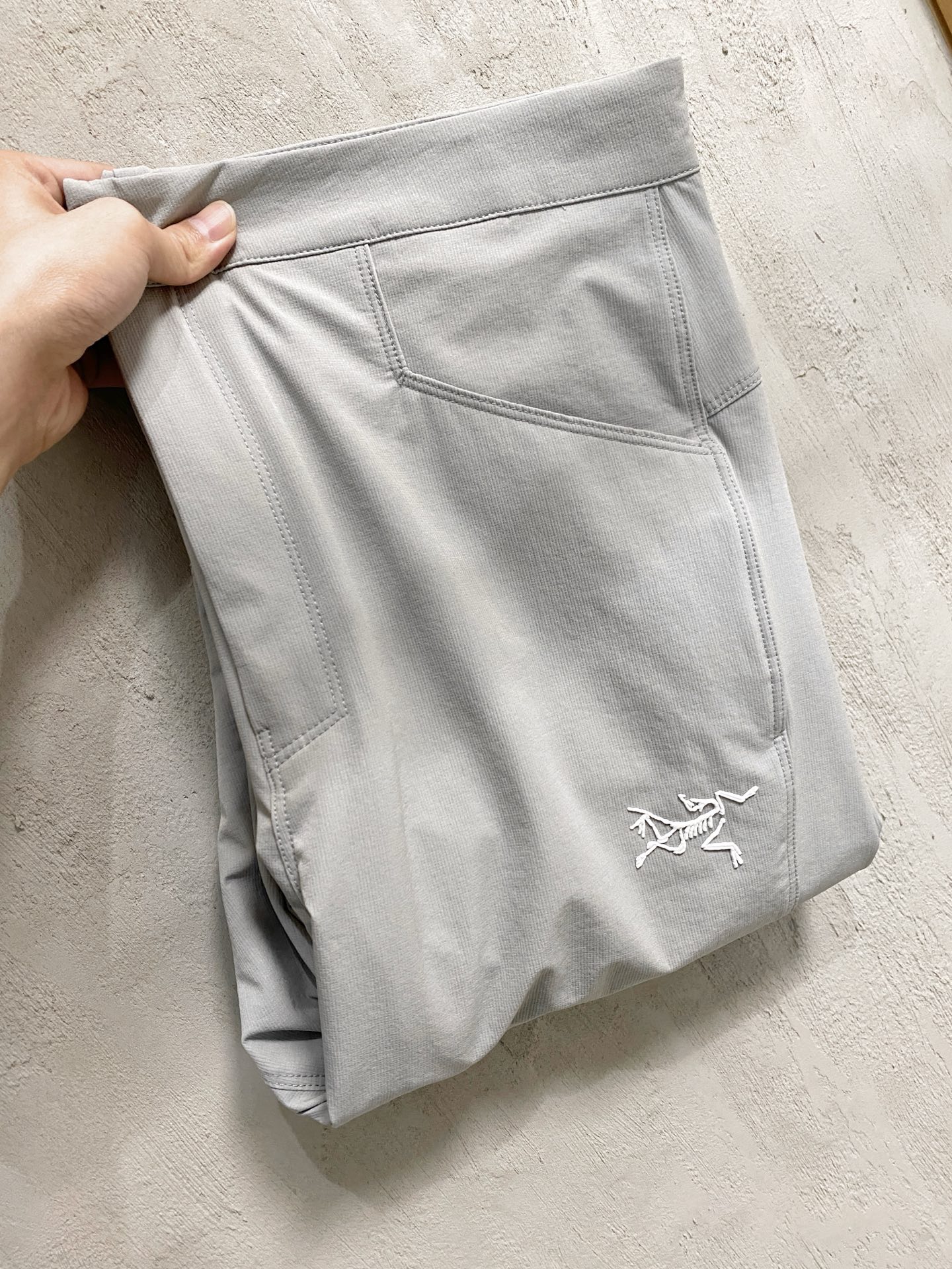 NO:777243,Arc'teryx spring and summer new model 26ss casual pants golden classic appears again, original order high-quality fashionable casual pants. Super versatile style. Exclusive customized fabric, very wide and stylish, close-fitting and comfortable. Original custom counter latest hardware accessories. Super beautiful version, upper body shows slender legs, lining and routing are impeccable, can be attended on any occasion, once again emphasize that the fabric is very, very classy! Size M-3XL,arc'teryx,19860909始祖鸟 春夏新款 26ss休闲裤金典再次出现,原单订制高品质时尚休闲裤.超级百搭款.独家定制面料,挺阔有型,贴身舒适.原版定制专柜最新五金辅料.超靓版型、上身显腿修长,內里,走线都无可挑剔,任何场合都可出席,再次强调面料非常非常显档次！码数 M-3XL,arc'teryx,,Men's clothing