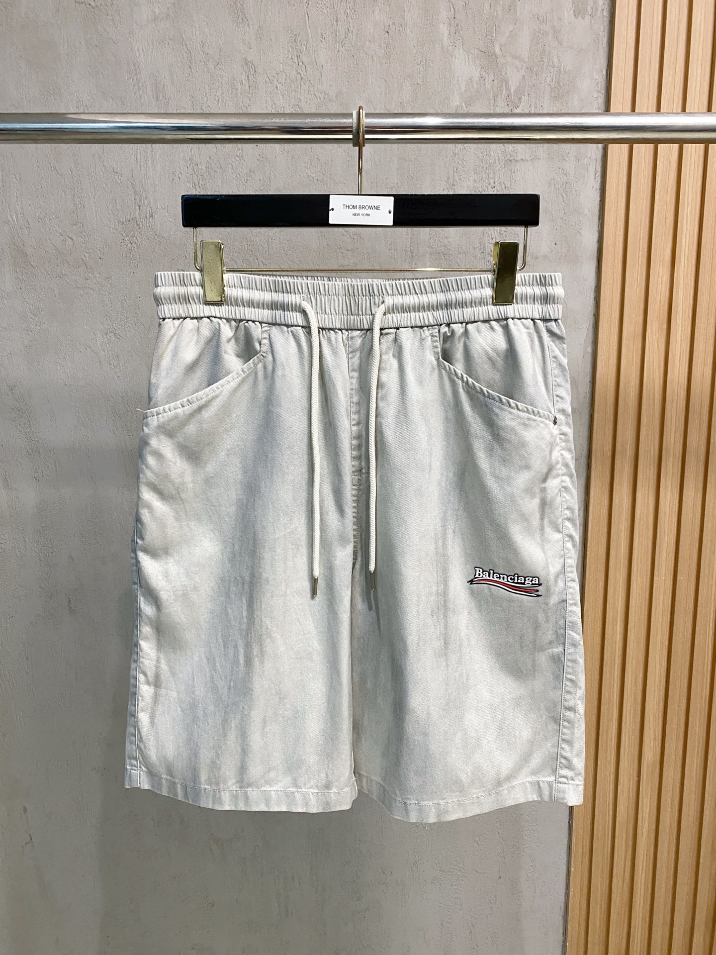NO:777259,Balenciaga 2025 new summer men's casual shorts, advanced custom-made fabrics, breathable, elastic and highly comfortable, with impeccable details, top-grade accessories, original logo design concept, delicate and soft feel!  The upper body fit is awesome!  Size M-3Xl,,balenciaga,shorts,19860909巴黎世家 2025夏季新款男士休闲短裤,高级定制面料 透气弹力舒适度极高,细节无可挑剔,顶级辅料配备,原版logo设计理念,手感细腻柔软！上身版型超赞！尺码M-3Xl,,balenciaga,shorts,,Men's clothing