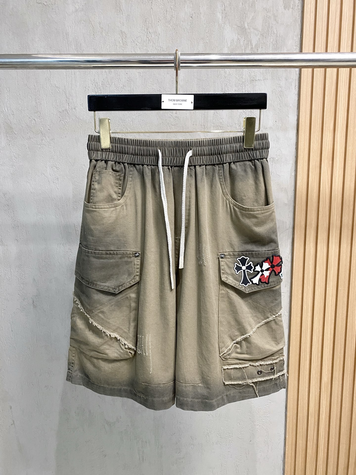 NO:777264,Croxin 2025 new summer men's casual shorts, advanced custom-made fabrics, extremely breathable, elastic and comfortable, with impeccable details, top-grade accessories, original logo design concept, delicate and soft feel!  The upper body fit is awesome!  Size M-3Xl,,chrome hearts,shorts,19860909克罗心 2025夏季新款男士休闲短裤,高级定制面料 透气弹力舒适度极高,细节无可挑剔,顶级辅料配备,原版logo设计理念,手感细腻柔软！上身版型超赞！尺码M-3Xl,,chrome hearts,shorts,,Men's clothing