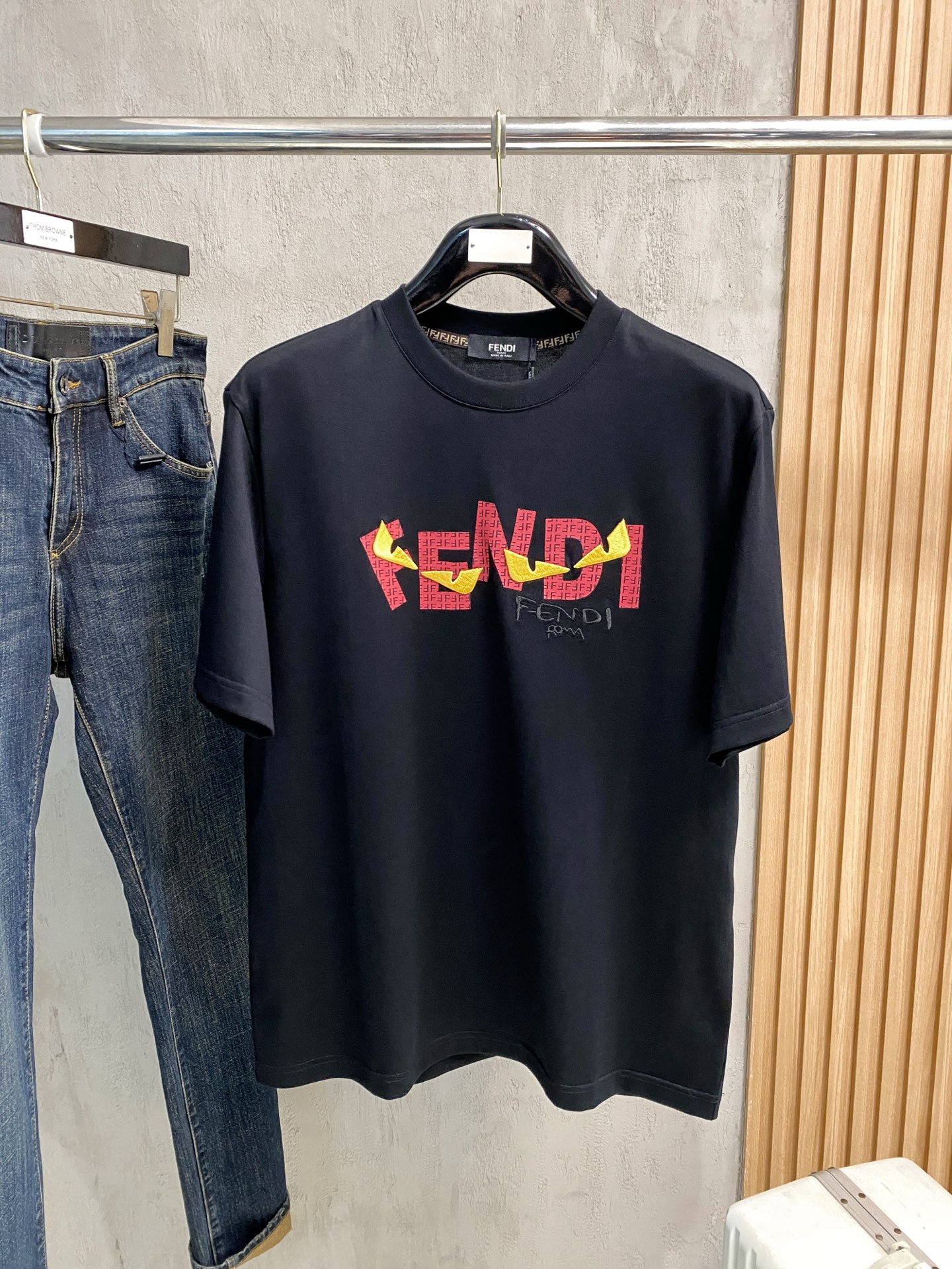 NO:831903,Fendi, 2026 spring and summer new products are on sale. New short-sleeved T-shirts. The fabric is made of Xinjiang long-staple cotton, which is gentle, soft, delicate and soft. The upper body is naturally comfortable and cool. The technology uses imported Behringer embroidery and digital direct-injection printing. The double-layer superimposed pattern contrasts to make it more layered, fashionable and three-dimensional. The version very highlights the overall sense of shape and slim fit. The overall craftsmanship is really impeccable!  Size M-3XL,,fendi,T-shirt,tees,t-shirt,19860909芬迪、2026春夏新品发售新品短袖T恤,面料采用新疆长绒棉,温儒柔软 细腻柔软 上身自然是舒适 凉爽,工艺采用进口百灵达刺绣搭配数码直喷印花双层叠加图案撞色更加有层次感时尚立体,版型非常的凸显整体的造型感以及修身上身感 整体的工艺车线真的是无可挑剔！码数M-3XL,,fendi,T-shirt,tees，t-shirt,,Men's clothing