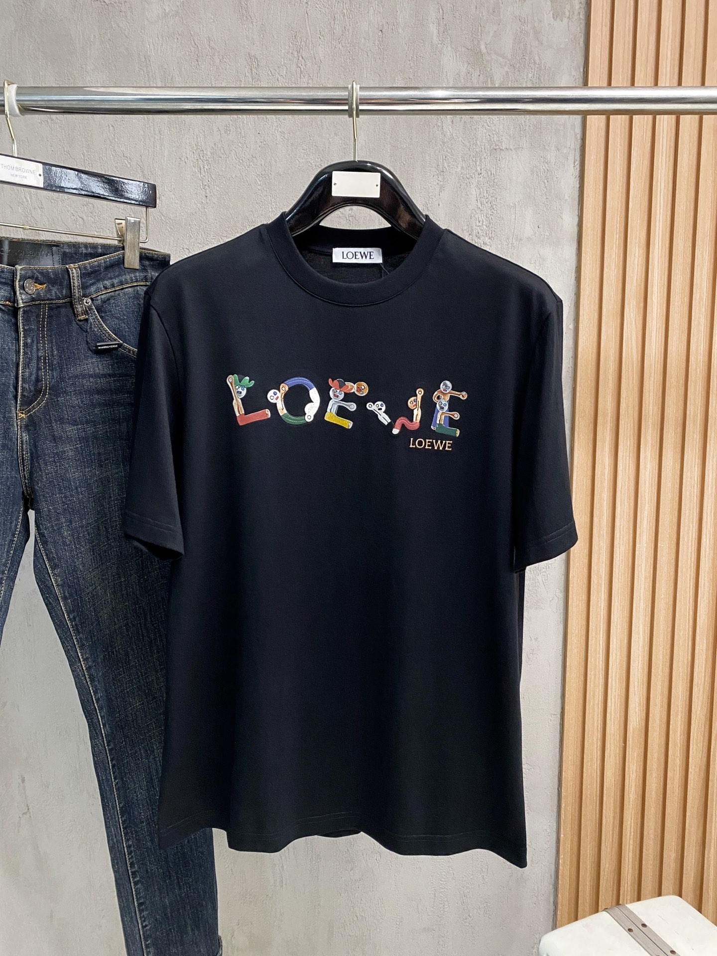 NO:831899,Loewe, 2026 spring and summer new products are on sale. New short-sleeved T-shirts. The fabric is made of Xinjiang long-staple cotton, which is gentle, soft, delicate and soft. The upper body is naturally comfortable and cool. The technology uses imported Behringer embroidery and digital direct-injection printing. The double-layer superimposed pattern contrasts to make it more layered, fashionable and three-dimensional. The version very highlights the overall shape and slim fit. The overall craftsmanship is really impeccable!  Size M-3XL,,loewe,T-shirt,tees,t-shirt,19860909罗意威、2026春夏新品发售新品短袖T恤,面料采用新疆长绒棉,温儒柔软 细腻柔软 上身自然是舒适 凉爽,工艺采用进口百灵达刺绣搭配数码直喷印花双层叠加图案撞色更加有层次感时尚立体,版型非常的凸显整体的造型感以及修身上身感 整体的工艺车线真的是无可挑剔！码数M-3XL,,loewe,T-shirt,tees，t-shirt,,Men's clothing