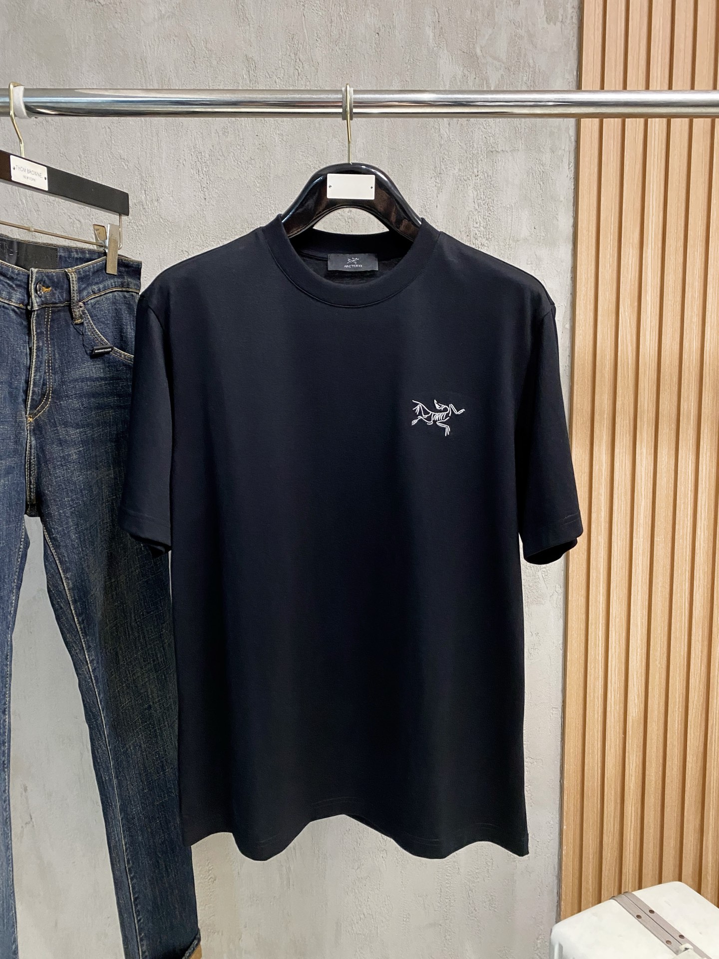 NO:831889,Arc'teryx, 2026 spring and summer new products, new short-sleeved T-shirts. The fabric is made of Xinjiang long-staple cotton, which is gentle, soft, delicate and soft. The upper body is naturally comfortable and cool. The technology uses imported Behringer embroidery and digital direct-injection printing. The double-layer superimposed pattern contrasts to make it more layered, fashionable and three-dimensional. The version very highlights the overall shape and slim fit. The overall craftsmanship is really impeccable!  Size M-3XL,arc'teryx,T-shirt,tees,t-shirt,19860909始祖鸟、2026春夏新品发售新品短袖T恤,面料采用新疆长绒棉,温儒柔软 细腻柔软 上身自然是舒适 凉爽,工艺采用进口百灵达刺绣搭配数码直喷印花双层叠加图案撞色更加有层次感时尚立体,版型非常的凸显整体的造型感以及修身上身感 整体的工艺车线真的是无可挑剔！码数M-3XL,arc'teryx,T-shirt,tees，t-shirt,,Men's clothing