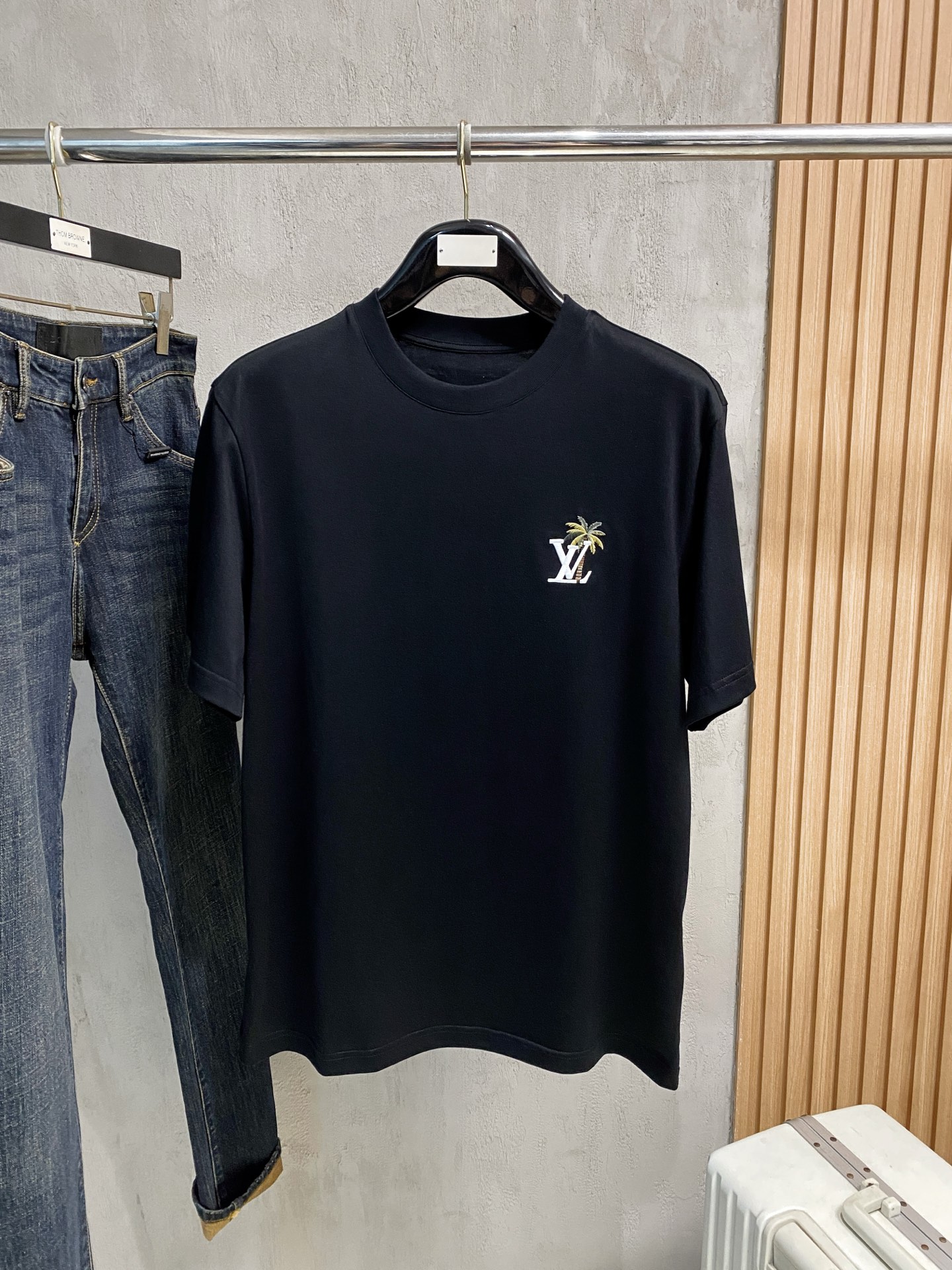 NO:831894,LV, 2026 spring and summer new products are on sale. New short-sleeved T-shirts. The fabric is made of Xinjiang long-staple cotton, which is gentle, soft, delicate and soft. The upper body is naturally comfortable and cool. The craftsmanship uses imported Behringer embroidery and digital direct-injection printing. The double-layer superimposed pattern contrasts to make it more layered, fashionable and three-dimensional. The version very highlights the overall sense of shape and slim fit. The overall craftsmanship is really impeccable!  Size M-3XL,,louis vuitton,T-shirt,tees,t-shirt,19860909LV、2026春夏新品发售新品短袖T恤,面料采用新疆长绒棉,温儒柔软 细腻柔软 上身自然是舒适 凉爽,工艺采用进口百灵达刺绣搭配数码直喷印花双层叠加图案撞色更加有层次感时尚立体,版型非常的凸显整体的造型感以及修身上身感 整体的工艺车线真的是无可挑剔！码数M-3XL,,louis vuitton,T-shirt,tees，t-shirt,,Men's clothing