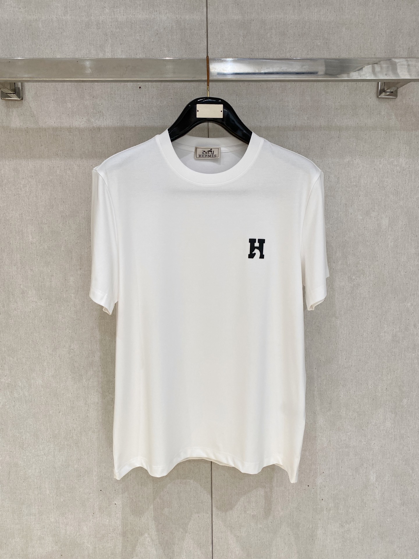 NO:845599,High-end series Hermes 2026 spring and summer new men's round-neck short-sleeved T-shirt, high-end ready-to-wear European product series, a single product with great sense of design, top foreign merchants supply 100% horse cotton fabric, extremely comfortable and breathable, positive skin-friendly, subverting the comfortable experience brought by traditional fabrics, craftsmanship  The accessories are exquisite. The brand pattern on the chest is uniquely designed and has a strong style. The original tailoring at the counter, with meticulous details, better highlights its quality. A must-have for street fashionistas. Sizes M-4XL, hermes, hermes, T-shirt, tees, t-shirt,19860909高端系列Hermes爱马仕2026年春夏新款男士圆领短袖T恤,高端成衣欧货系列,极具设计感的一款单品,顶级外商客供百分百匹马棉面料,上手极微舒适透气,亲肤性积极,颠覆传统面料所带来的舒适体验,工艺辅料考究.胸前品牌图案以独特设计,风格性极强.专柜原版剪裁,一丝不苟细节处理更佳彰显其品质,街头时尚达人必入.尺码M-4XL,,hermes,hermes,T-shirt,tees，t-shirt,,Men's clothing