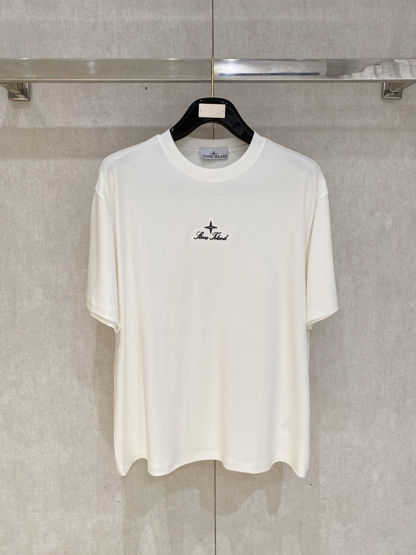 NO:845603,High-end series lp Nuoyoupanya 2026 spring and summer new men's round-neck short-sleeved T-shirt, high-end ready-to-wear European product series, a single product with great sense of design, top foreign merchants supply 100% horse cotton fabric, extremely comfortable and breathable, positive skin-friendly, subverting traditional  The comfortable experience brought by traditional fabrics and exquisite craftsmanship and accessories. The brand pattern on the chest is uniquely designed and has a strong style. The original tailoring at the counter and meticulous detail processing better highlight its quality. A must-have for street fashionistas. Sizes M-4XL, loro  piana,T-shirt,tees,t-shirt,19860909高端系列lp诺悠翩雅2026年春夏新款男士圆领短袖T恤,高端成衣欧货系列,极具设计感的一款单品,顶级外商客供百分百匹马棉面料,上手极微舒适透气,亲肤性积极,颠覆传统面料所带来的舒适体验,工艺辅料考究.胸前品牌图案以独特设计,风格性极强.专柜原版剪裁,一丝不苟细节处理更佳彰显其品质,街头时尚达人必入.尺码M-4XL,,loro piana,T-shirt,tees，t-shirt,,Men's clothing