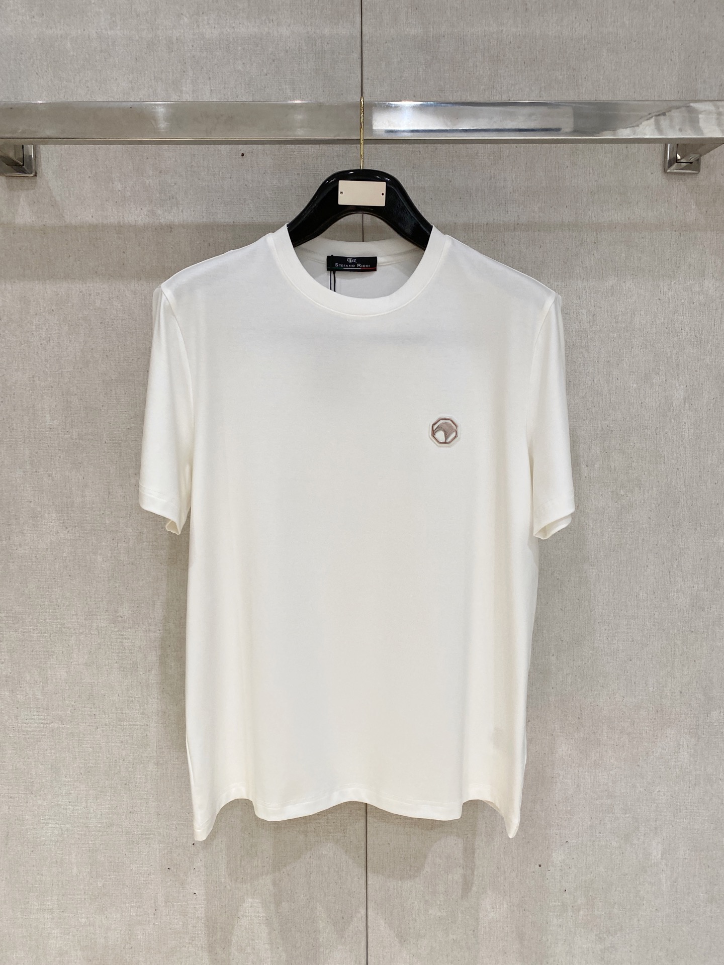 NO:845608,High-end series Stephen's 2026 spring and summer new men's round-neck short-sleeved T-shirt, high-end ready-to-wear European product series, a single product with great sense of design, butterfly + leather collar design on the front chest, 100% pima cotton fabric supplied by top foreign merchants, extremely comfortable and breathable to use  , has positive skin-friendly properties, subverts the comfort experience brought by traditional fabrics, and has exquisite craftsmanship and accessories. The brand pattern on the chest is uniquely designed and has a strong style. The original tailoring at the counter and meticulous detail processing better highlight its quality. It is a must-have for street fashionistas.  Size M-4XL,,T-shirt,tees,t-shirt,19860909高端系列史蒂芬2026年春夏新款男士圆领短袖T恤,高端成衣欧货系列,极具设计感的一款单品,前胸蝴蝶+拼皮领设计,顶级外商客供百分百匹马棉面料,上手极微舒适透气,亲肤性积极,颠覆传统面料所带来的舒适体验,工艺辅料考究.胸前品牌图案以独特设计,风格性极强.专柜原版剪裁,一丝不苟细节处理更佳彰显其品质,街头时尚达人必入. 尺码M-4XL,,T-shirt,tees，t-shirt,,Men's clothing