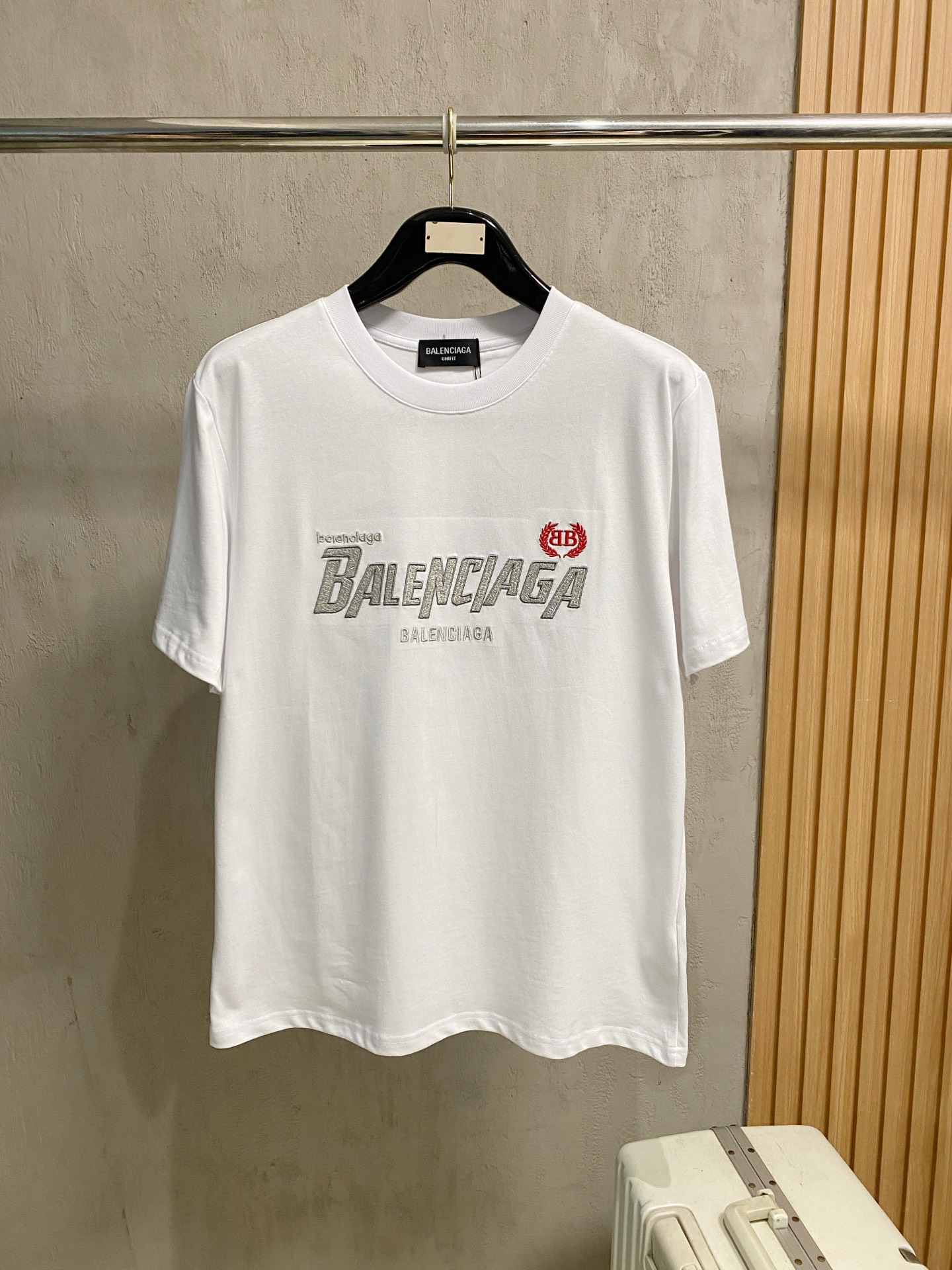 NO:834464,BALE - Classic embroidered round neck short sleeves. Customized fabric. The embroidery process is clear. The original order is customized with 1:1 smooth and delicate lines. Better hand feel and texture. Not easy to deform. Maintains long-lasting beauty. Color Black White Size S-2XL, balenciaga, T-shirt,19860909BALE-经典刺绣圆领短袖 定制面料 刺绣工艺走线清晰 原单定制1:1线条流畅而细腻 手感质感更佳 不易变形 保持长久的美 颜色 黑色 白色 尺码S-2XL,,balenciaga,T-shirt,,Men's clothing