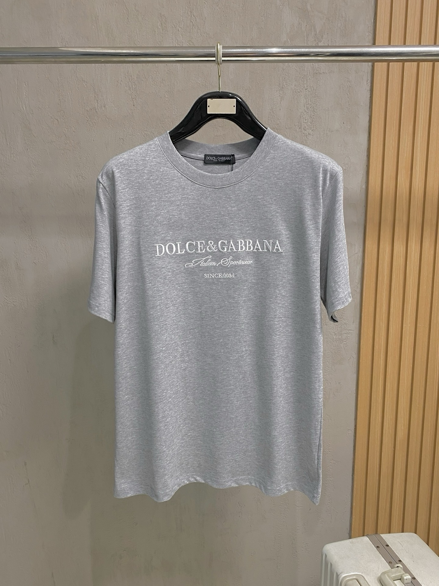 NO:834470,DG26 spring and summer new product latest short-sleeved round neck T-shirt ~ same style for men and women ~ high-end customization, avant-garde and fashionable design!  The brand embroidered letter logo is designed with heavy craftsmanship, high-end customized fabrics, soft to the touch and comfortable to wear. The imported high-end fabrics are very delicate in texture, with exquisite details and craftsmanship. Counter-level exquisite stitching, fine workmanship, and a highly moldable item can be matched with any fashion. The shape is super good and a must-have item for trendy men!  !  Color Black White Size S-2XL, T-shirt, tees, t-shirt,19860909DG26春夏新品最新款短袖圆领T恤～男女同款～ 高端订制 设计前卫时尚！品牌刺绣字母logo重工艺设计,高端定制面料,手感柔软,穿着舒适,客供进口高档面料质感非常细腻,细节工艺精湛考究,专柜级别精致车线,做工精细,塑造性极高的一款单品,任何时装都可以搭配,版型超级好 潮男必备单品！！ 颜色黑色 白色 尺码S-2XL,,T-shirt,tees，t-shirt,,Men's clothing