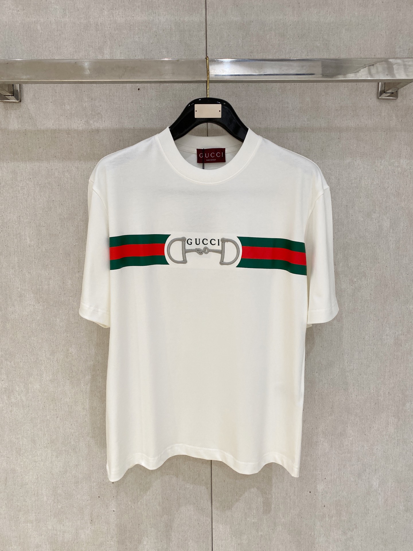 NO:830329,Dior loose fit pure cotton latest fabric classic logo pattern logo fashion simple trendy short sleeves, top quality counter original short sleeves, top production technology imported fabrics, counter style unique design, using imported high-end custom fabrics. Official website for sale!  Fabric pattern is great. Size: black and white M-2XL. Can wear up to 200 pounds. Please state your height and weight when ordering, dior, T-shirt,19860909迪奥 宽松版型纯棉最新面料经典标识图案logo时尚简约潮流短袖,最顶级的品质专柜原单短袖,顶级制作工艺进口面料,专柜款独特设计,采用进口高端订制面料.官网在售！面料版型超赞 码数..黑白色 M-2XL 最大可穿200斤下单报身高体重,,dior,T-shirt,,Men's clothing