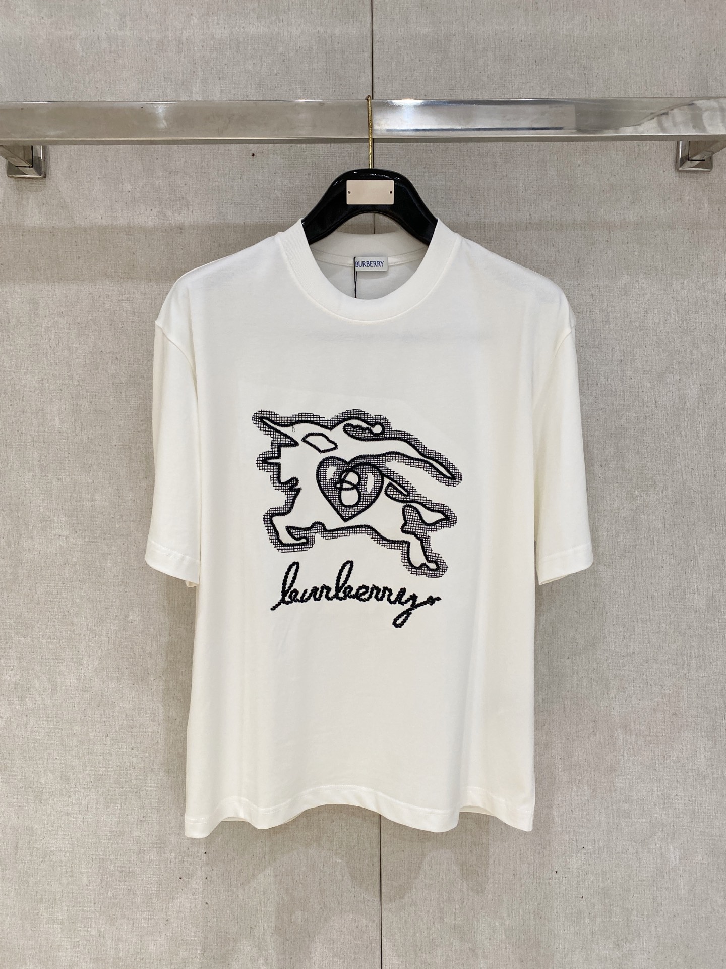 NO:830339,Burberry loose fit pure cotton latest fabric classic logo pattern logo fashion simple trendy short sleeves, top quality counter original short sleeves, top production technology imported fabrics, counter style unique design, using imported high-end custom fabrics. Official website for sale!  Fabric pattern is great. Size: black and white M-2XL. Can wear up to 200 pounds. Please state your height and weight when ordering, burberry, T-shirt,19860909巴宝莉 宽松版型纯棉最新面料经典标识图案logo时尚简约潮流短袖,最顶级的品质专柜原单短袖,顶级制作工艺进口面料,专柜款独特设计,采用进口高端订制面料.官网在售！面料版型超赞 码数..黑白色 M-2XL 最大可穿200斤下单报身高体重,,burberry,T-shirt,,Men's clothing