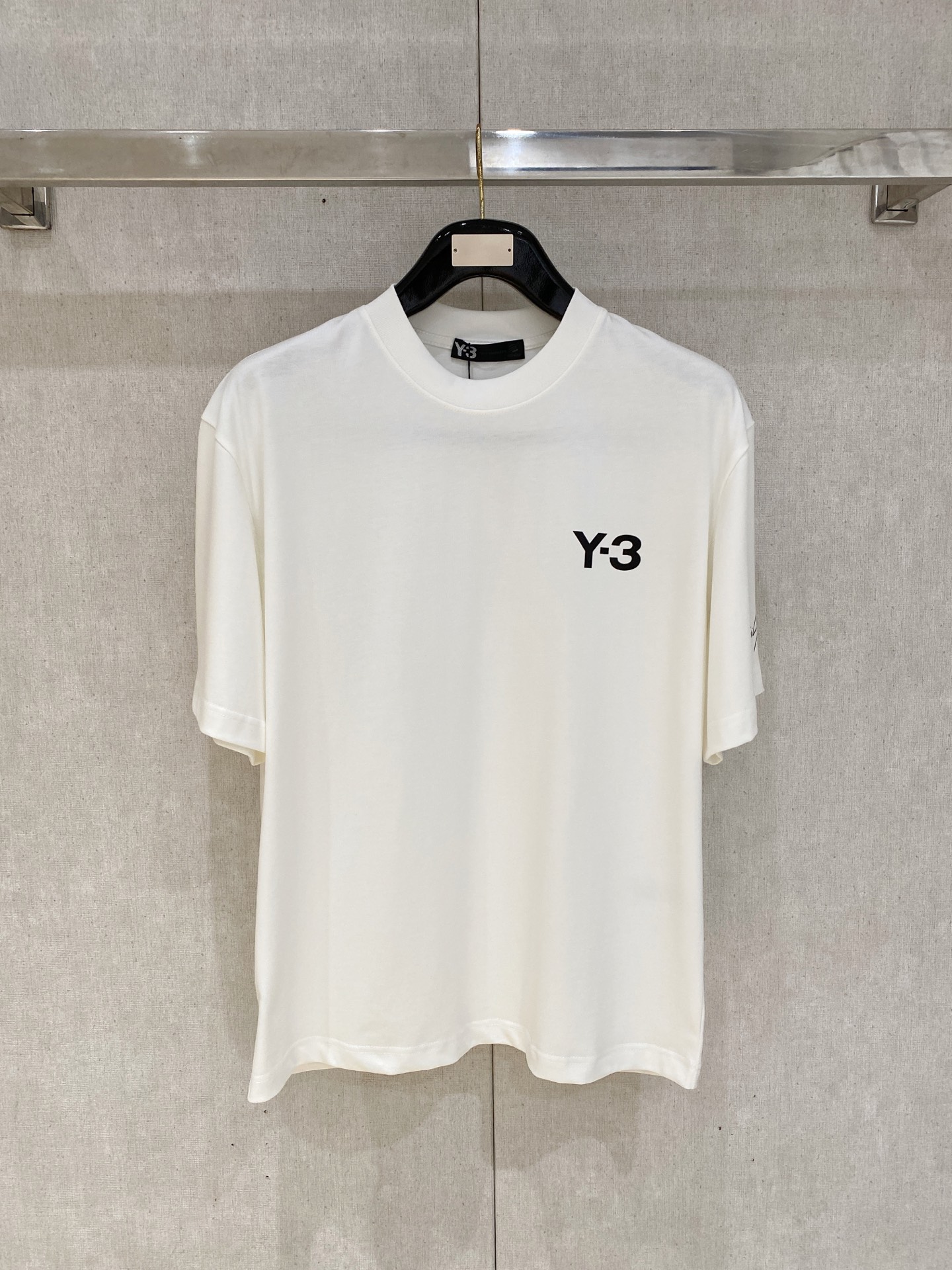 NO:830369,Y-3 loose fit pure cotton latest fabric classic logo pattern logo fashion simple trendy short sleeves, the highest quality counter original short sleeves, top production technology imported fabrics, counter style unique design, using imported high-end custom fabrics. Official website for sale!  Fabric pattern is great. Size: black and white M-2XL. Can wear up to 200 pounds. Please state your height and weight when ordering, T-shirt,19860909Y-3 宽松版型纯棉最新面料经典标识图案logo时尚简约潮流短袖,最顶级的品质专柜原单短袖,顶级制作工艺进口面料,专柜款独特设计,采用进口高端订制面料.官网在售！面料版型超赞 码数..黑白色 M-2XL 最大可穿200斤下单报身高体重,,T-shirt,,Men's clothing