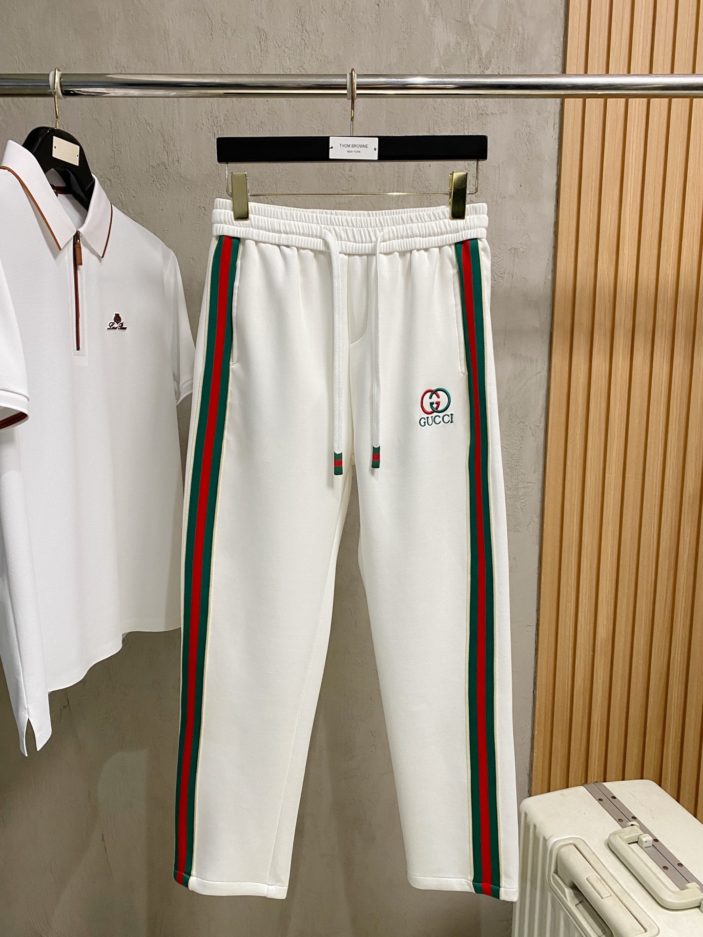 NO:834290,Gucci 2026 spring and summer new cupro modal air-layer casual pants and sweatpants, with the iconic brand logo embroidered on the pants and customized brand-engraved hardware accessories to highlight the brand style. The imported fabrics are carefully made, soft, comfortable and breathable, fashionable and casual items, versatile and good-looking. Size: M-3XL,,gucci,19860909古驰2026春夏新款铜氨丝莫代尔空气层休闲裤卫裤,裤身上刺绣标志性品牌标识,客供定制品牌刻印五金配件,彰显品牌格调,进口面料精心打造,柔软舒适透气,时尚休闲单品,百搭好看. 尺码:M-3XL,,gucci,,Men's clothing