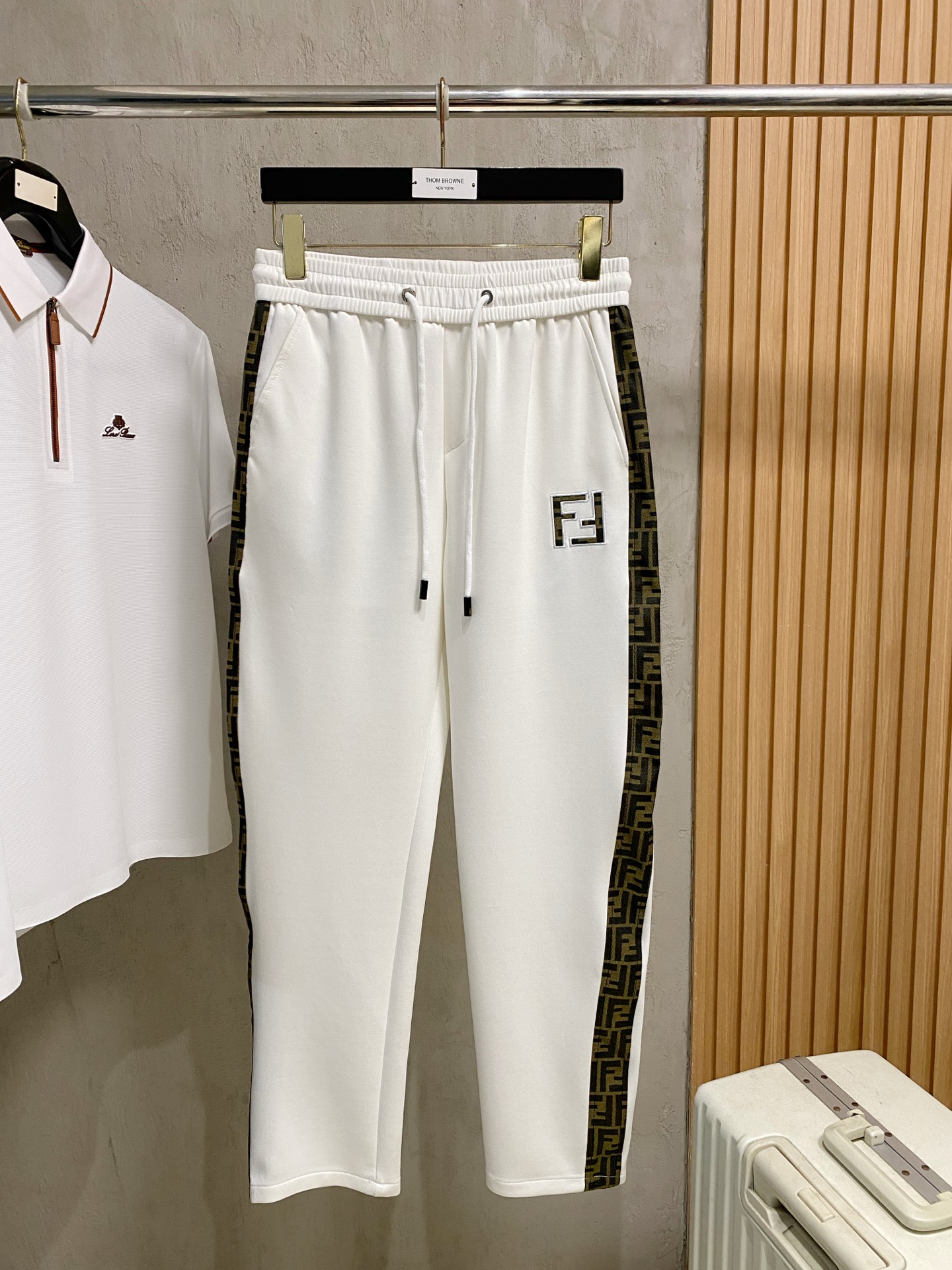 NO:834297,Fendi's 2026 spring and summer new cupro modal air-layer casual pants and sweatpants. The iconic brand logo is embroidered on the pants. Customized brand-engraved hardware accessories are provided to highlight the brand style. The imported fabrics are carefully made, soft, comfortable and breathable, fashionable and casual items, versatile and good-looking. Size: M-3XL,,fendi,19860909芬迪2026春夏新款铜氨丝莫代尔空气层休闲裤卫裤,裤身上刺绣标志性品牌标识,客供定制品牌刻印五金配件,彰显品牌格调,进口面料精心打造,柔软舒适透气,时尚休闲单品,百搭好看. 尺码:M-3XL,,fendi,,Men's clothing